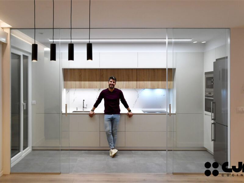 Cocina Blanca y Madera en L con Puertas Correderas Cocinas Cjr