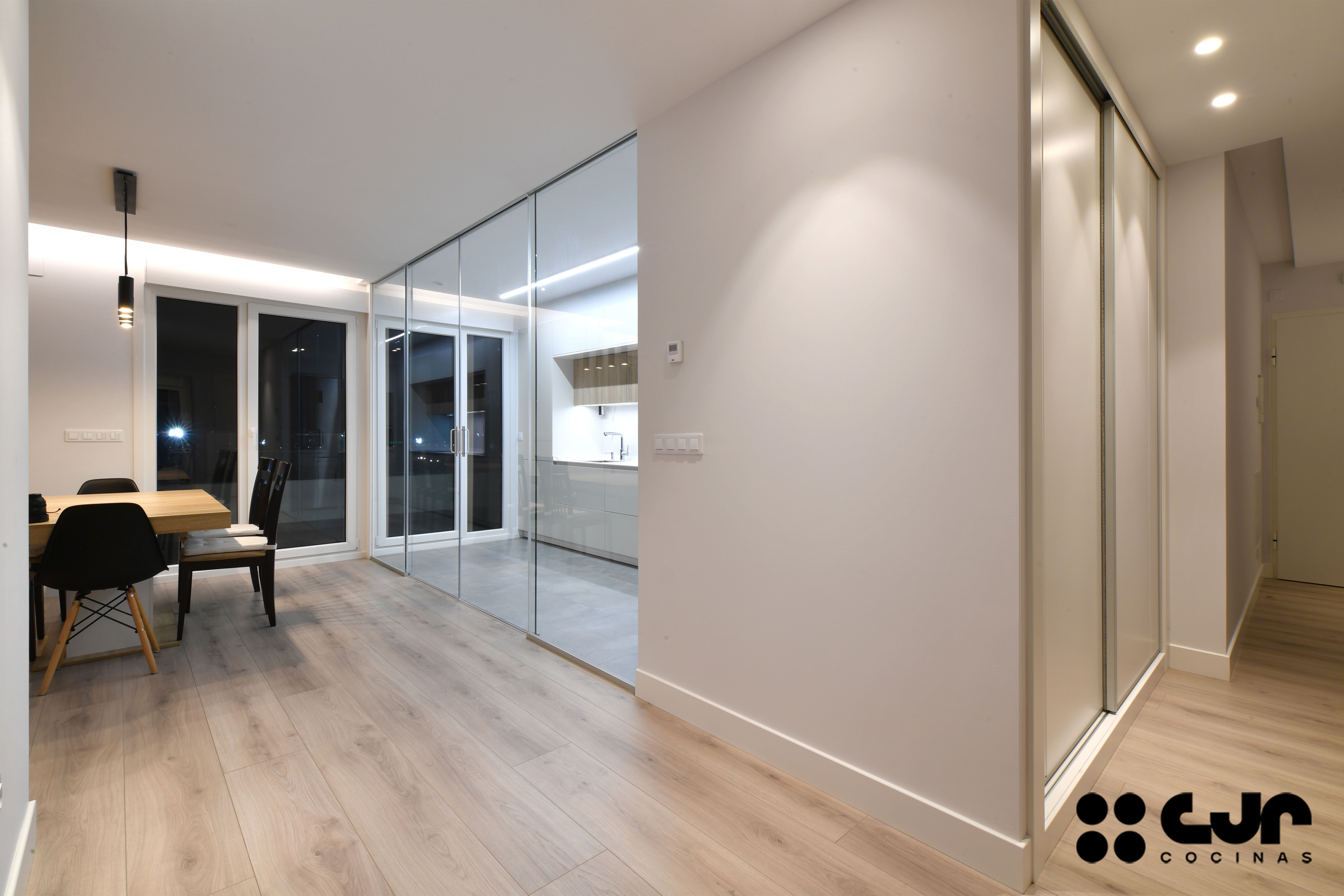cocina blanca y madera en L con puertas correderas cocinas cjr