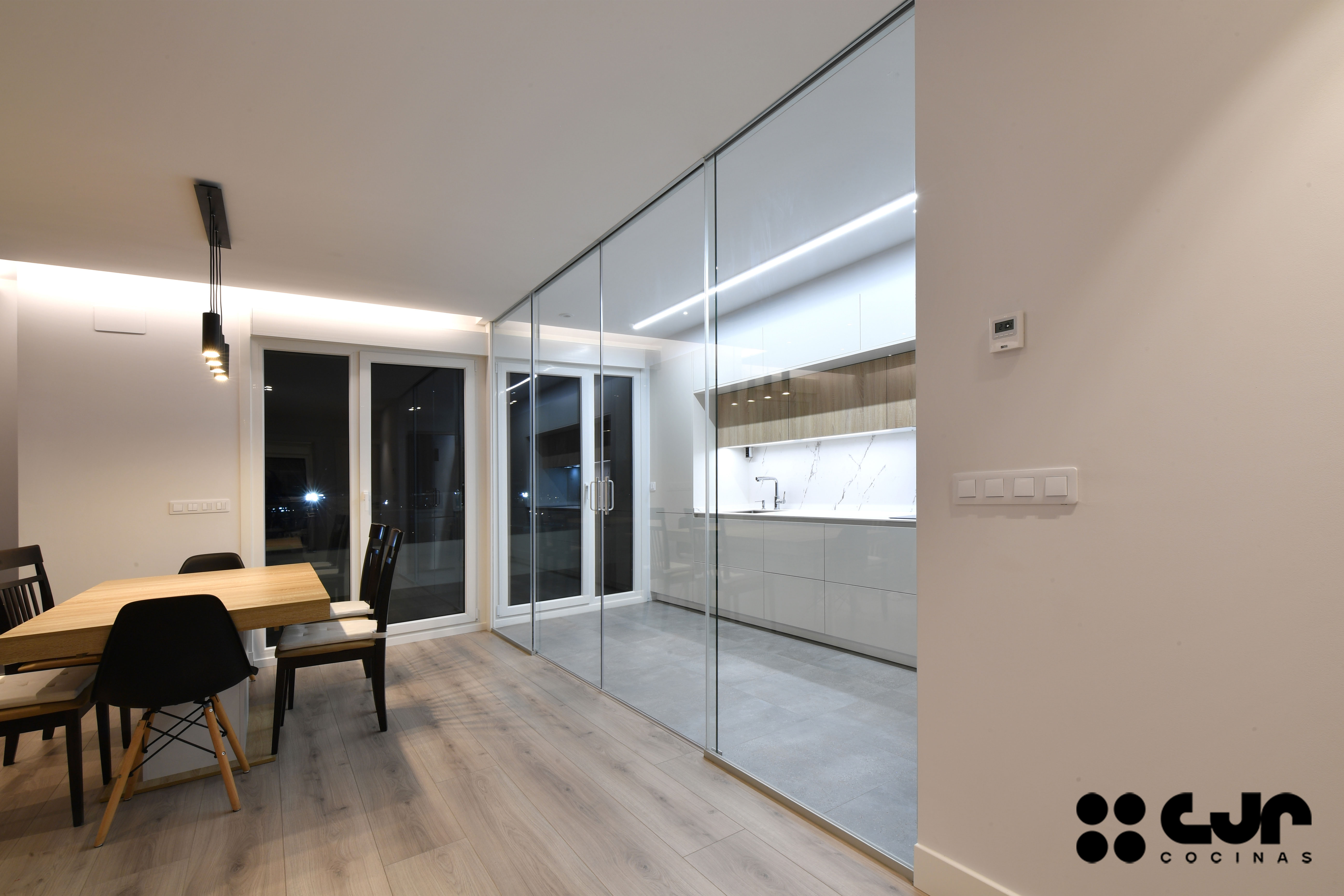 cocina blanca y madera en L con puertas correderas cocinas cjr