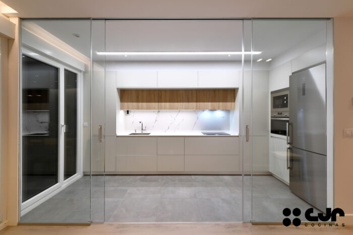 cocina blanca y madera en L con puertas correderas cocinas cjr