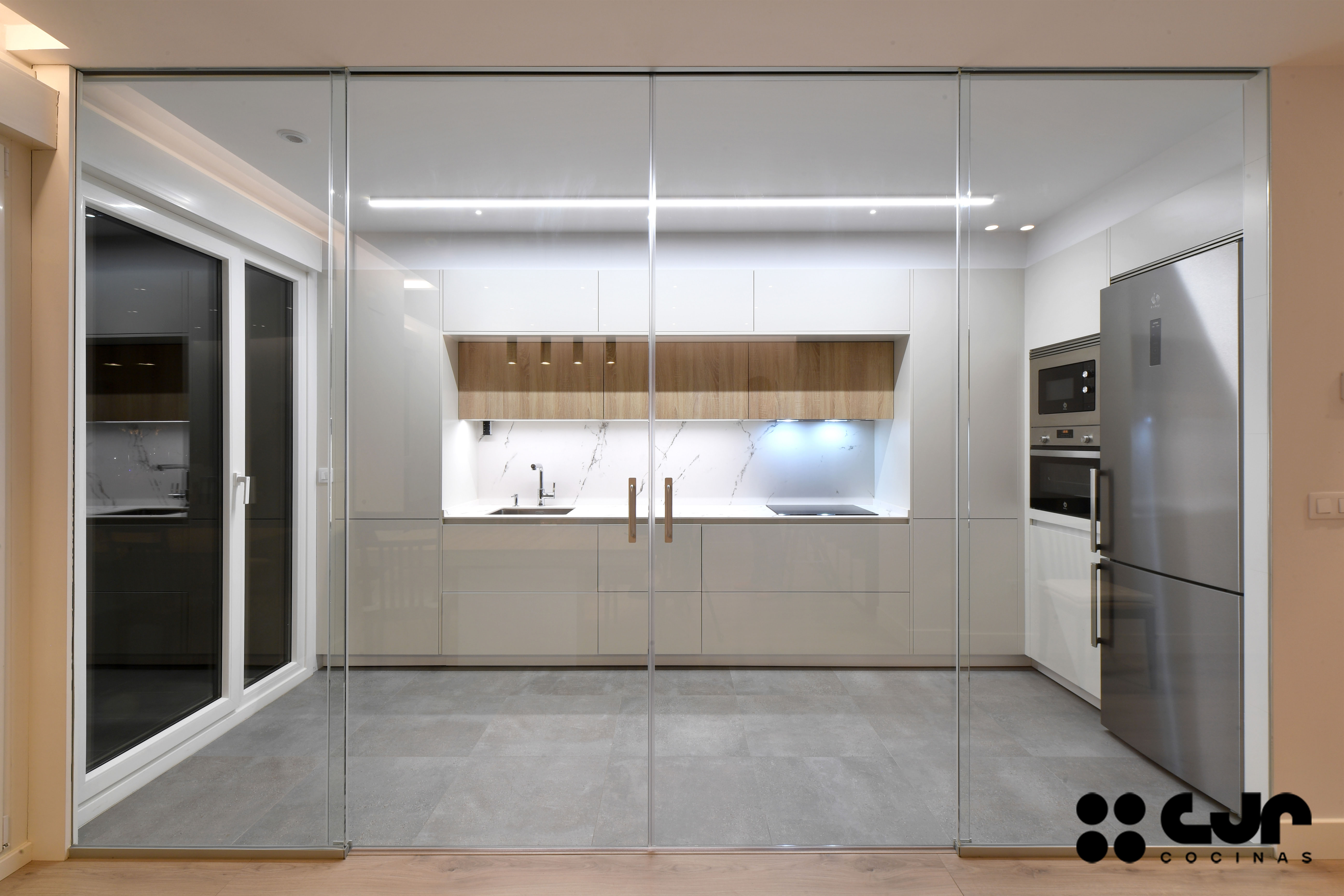 cocina blanca y madera en L con puertas correderas cocinas cjr