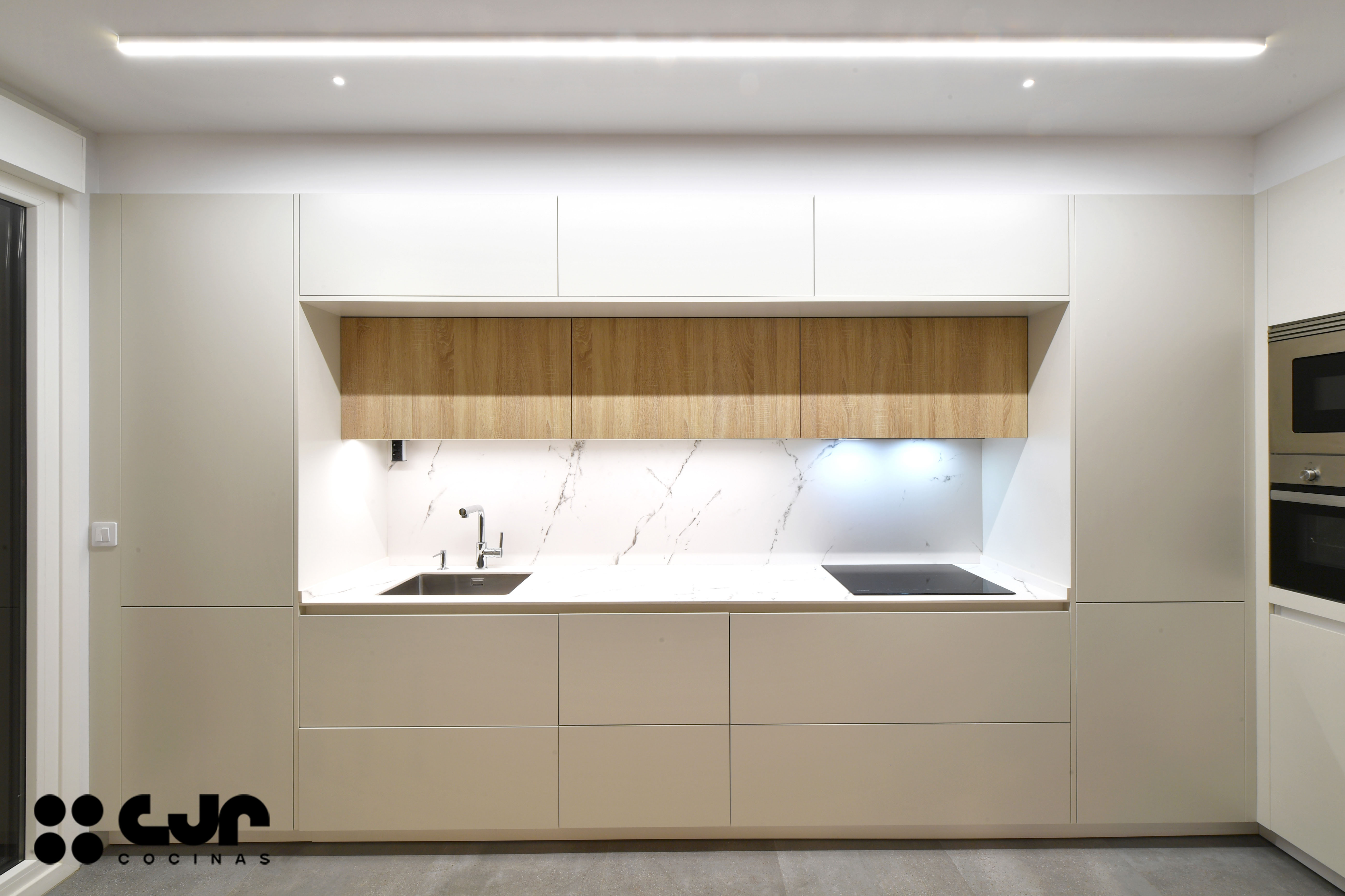 cocina blanca y madera en L con puertas correderas cocinas cjr