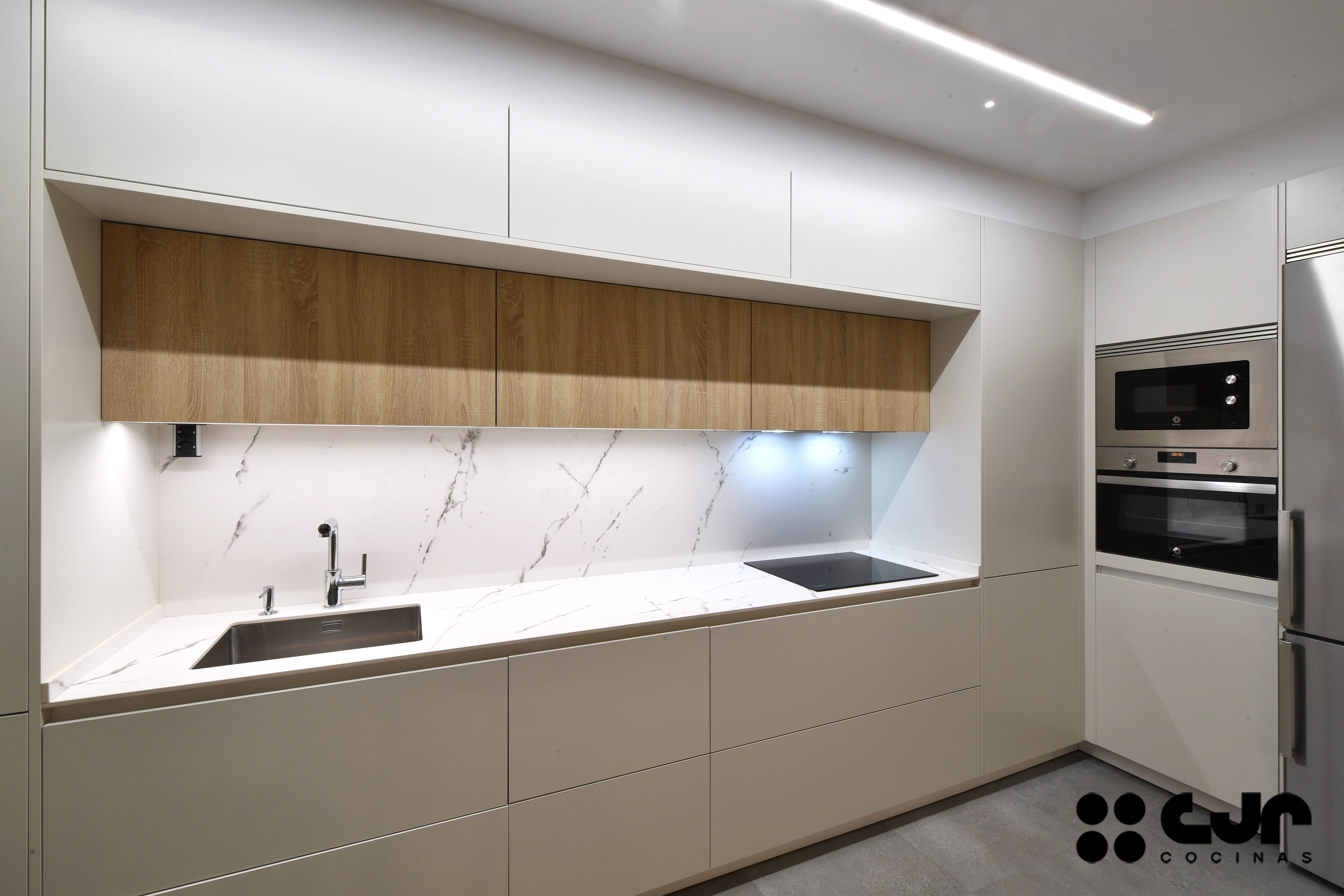 cocina blanca y madera en L con puertas correderas cocinas cjr
