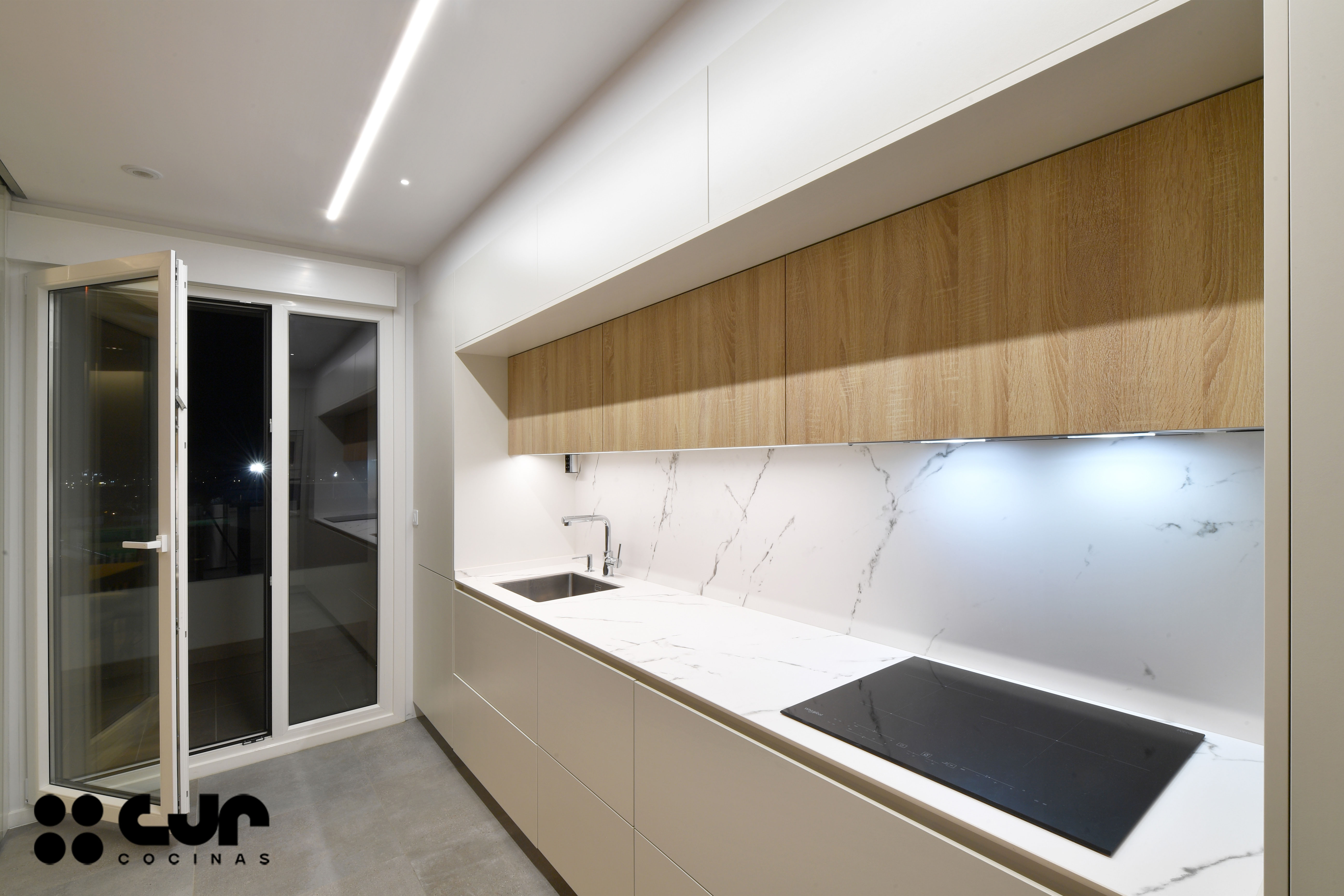 cocina blanca y madera en L con puertas correderas cocinas cjr