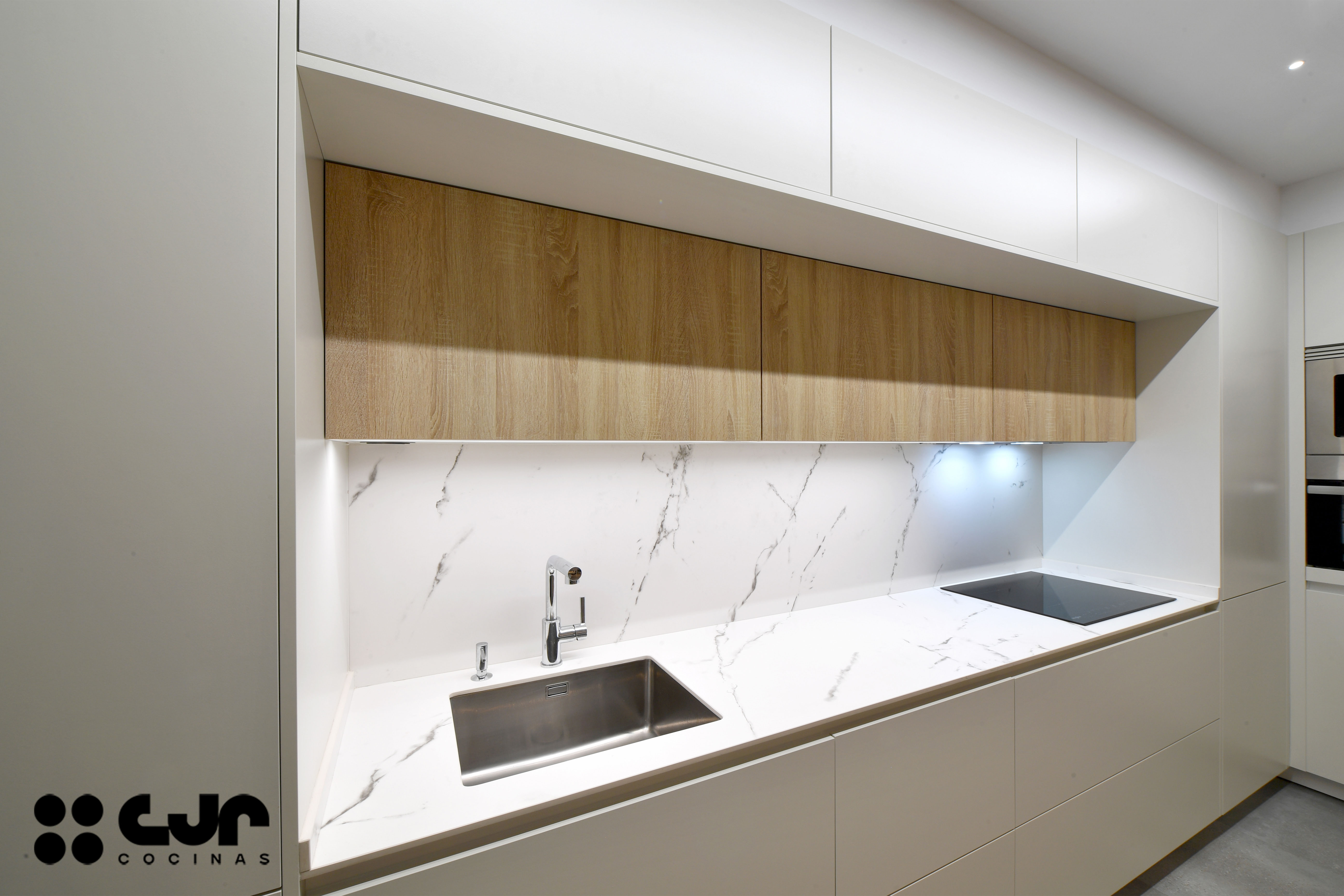 cocina blanca y madera en L con puertas correderas cocinas cjr