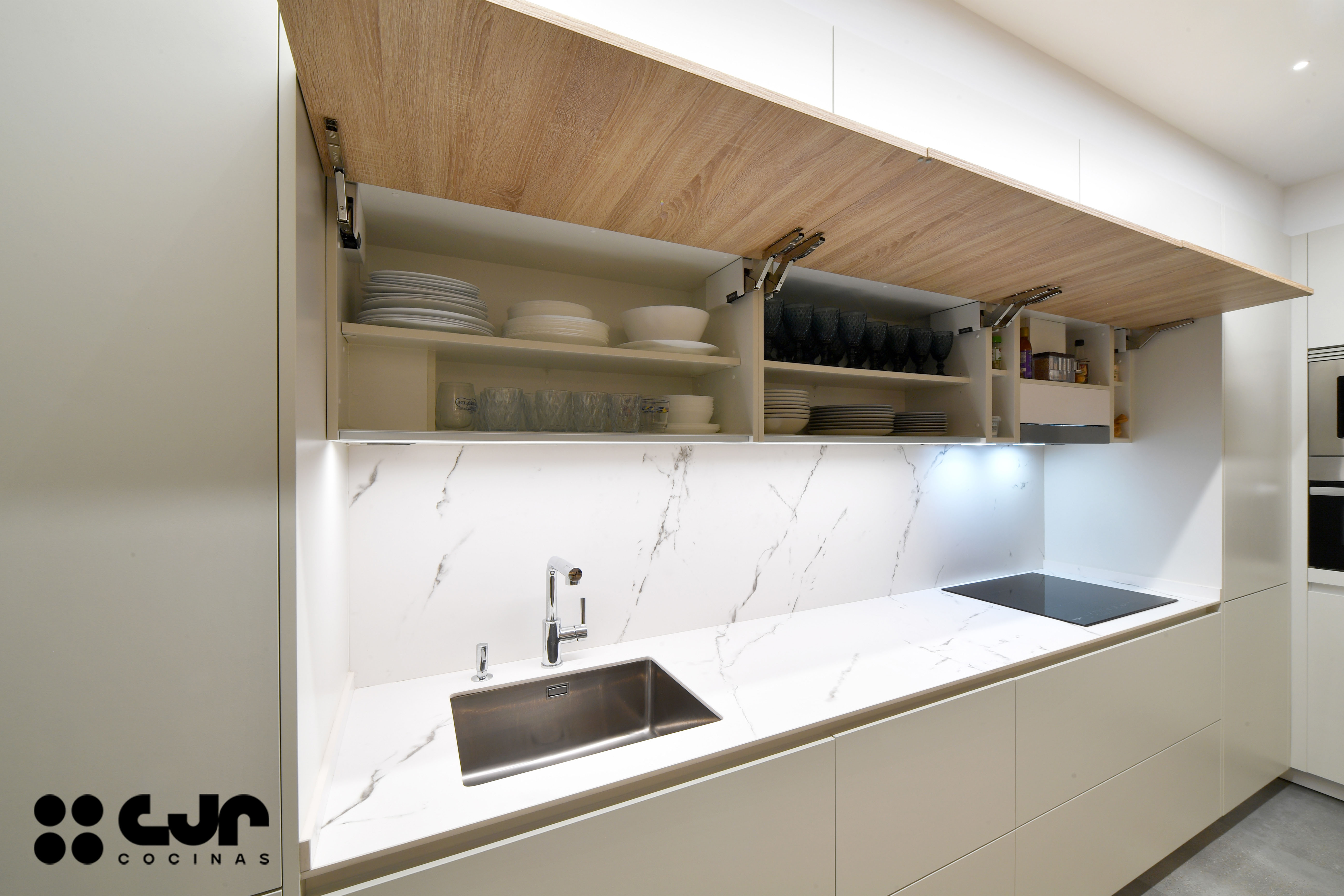 cocina blanca y madera en L con puertas correderas cocinas cjr
