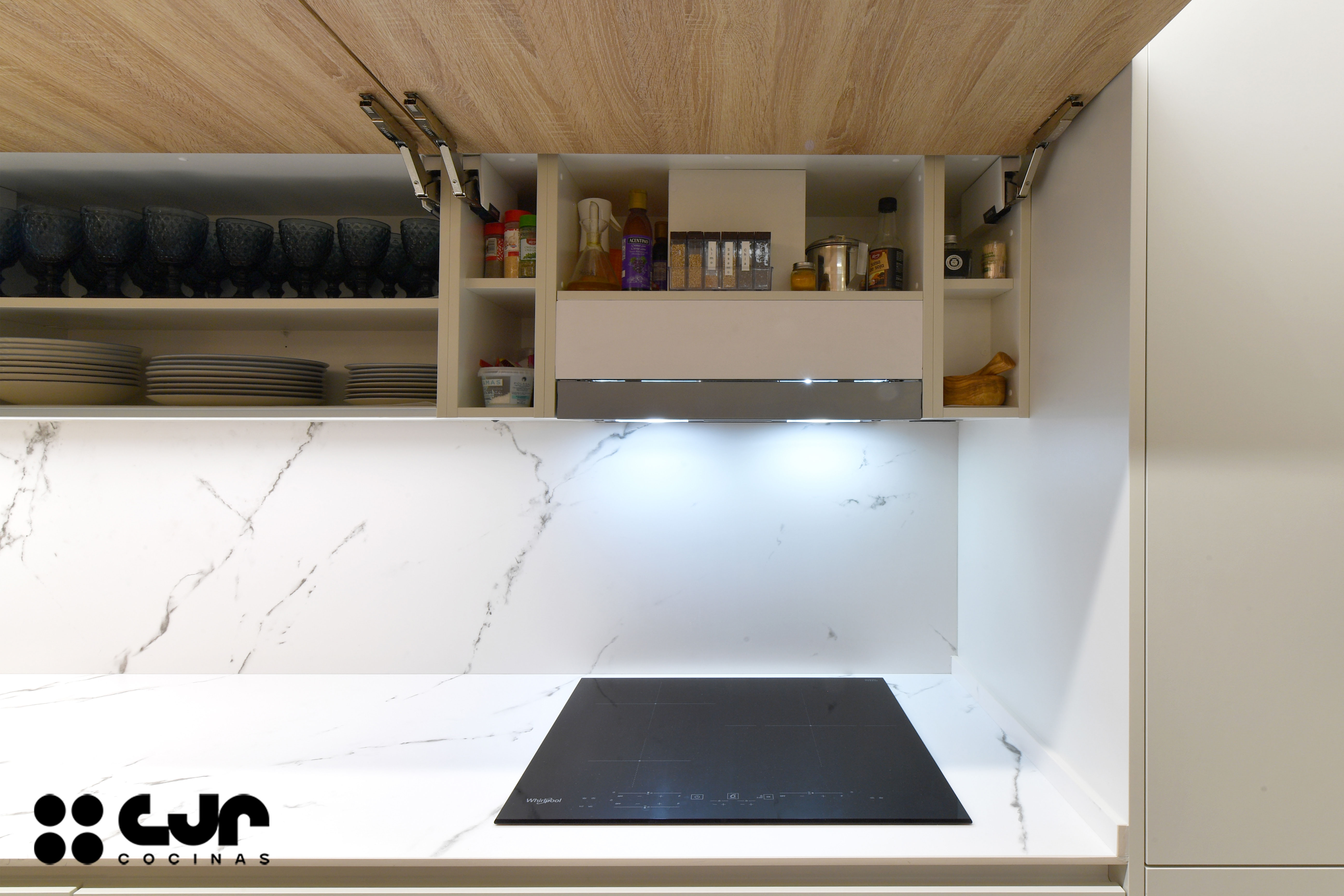 cocina blanca y madera en L con puertas correderas cocinas cjr