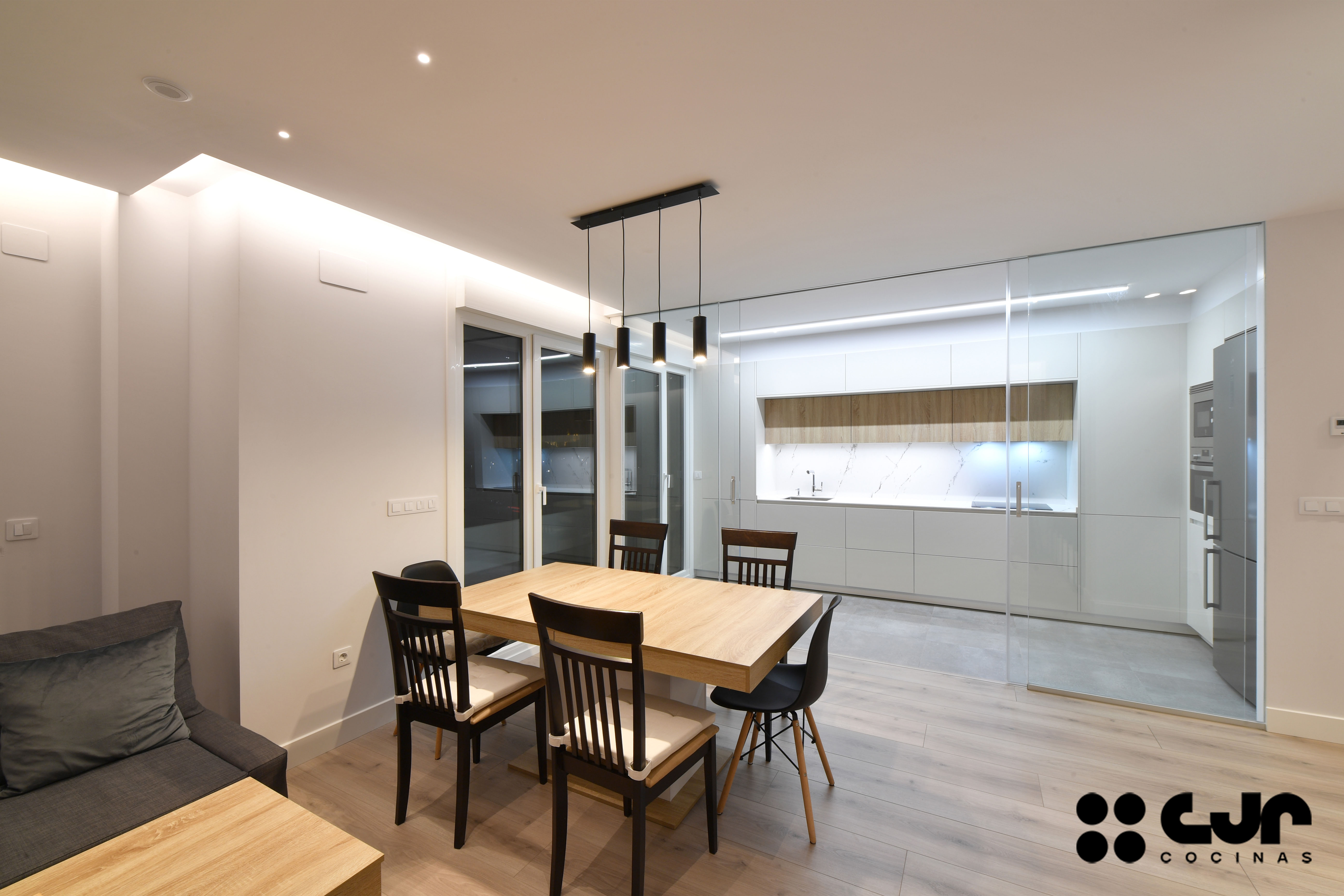 cocina blanca y madera en L con puertas correderas cocinas cjr