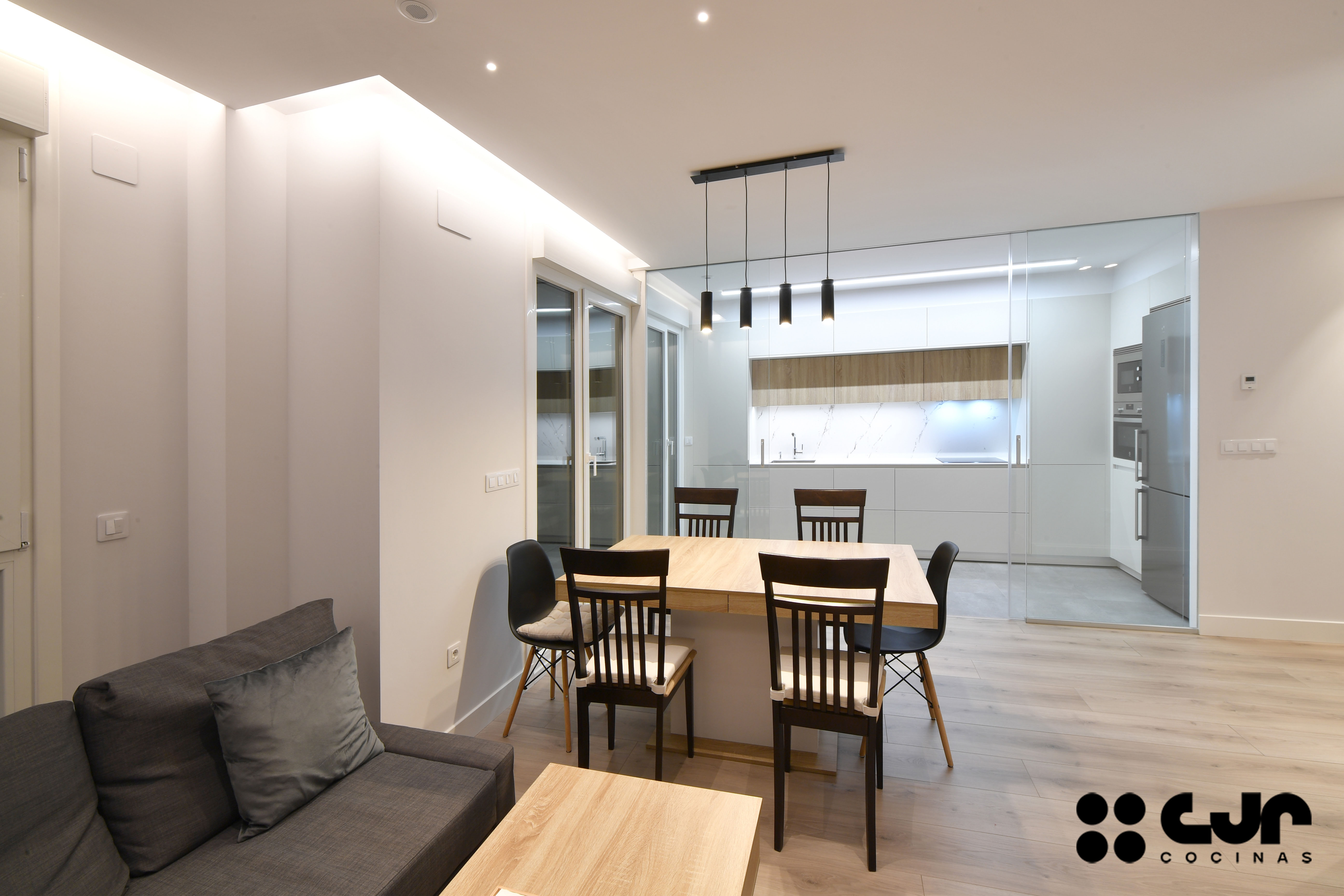 cocina blanca y madera en L con puertas correderas cocinas cjr