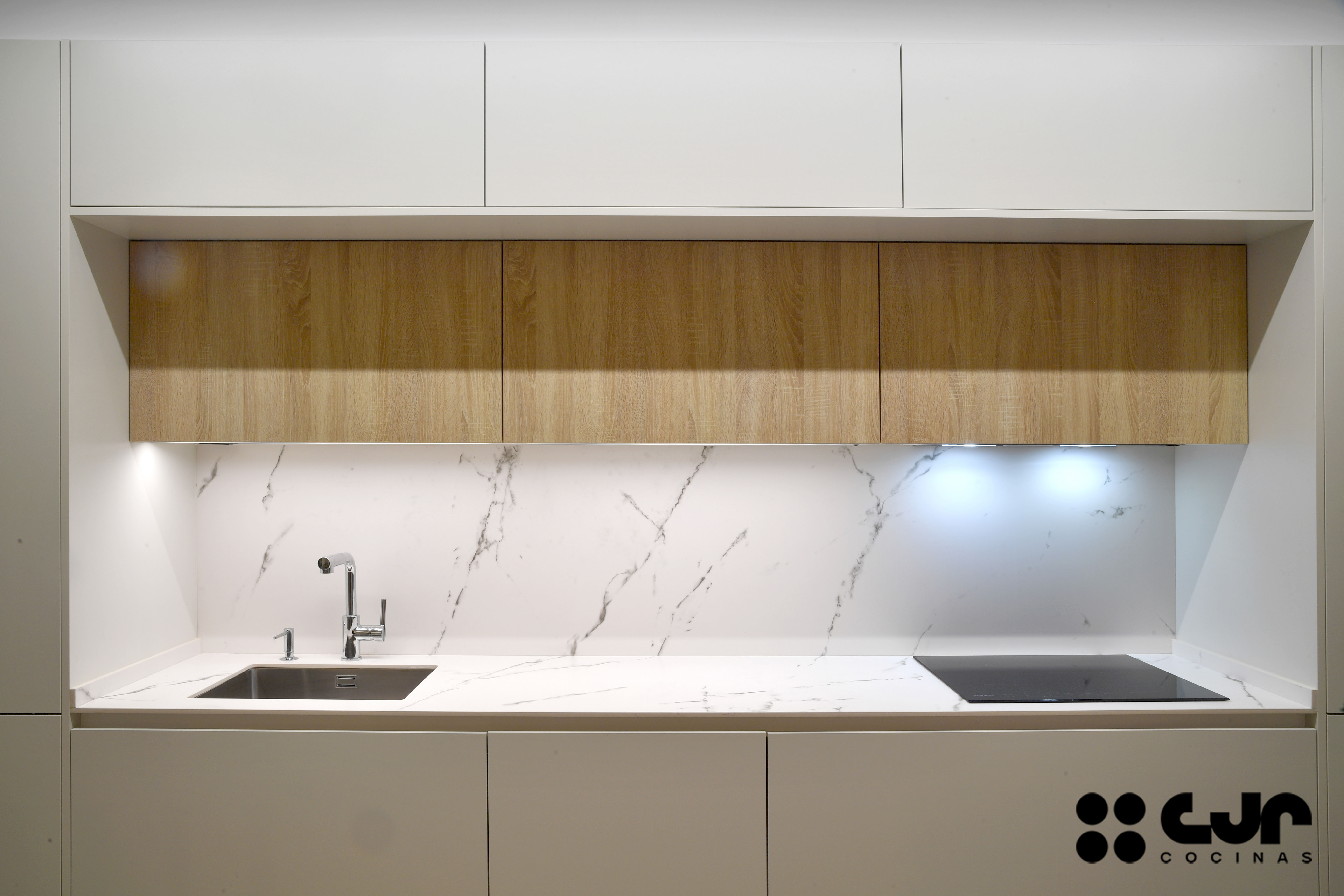 cocina blanca y madera en L con puertas correderas cocinas cjr