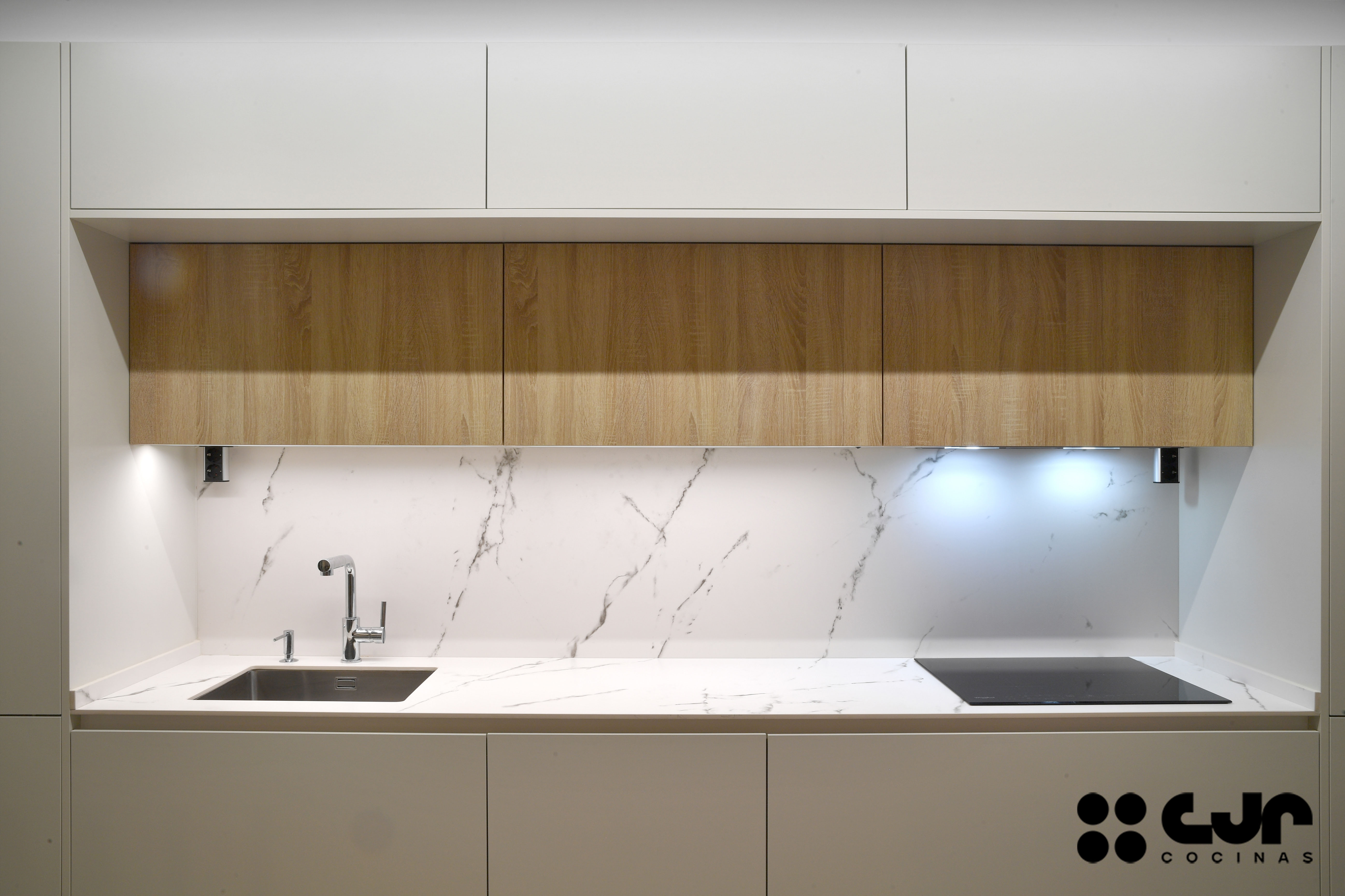 cocina blanca y madera en L con puertas correderas cocinas cjr