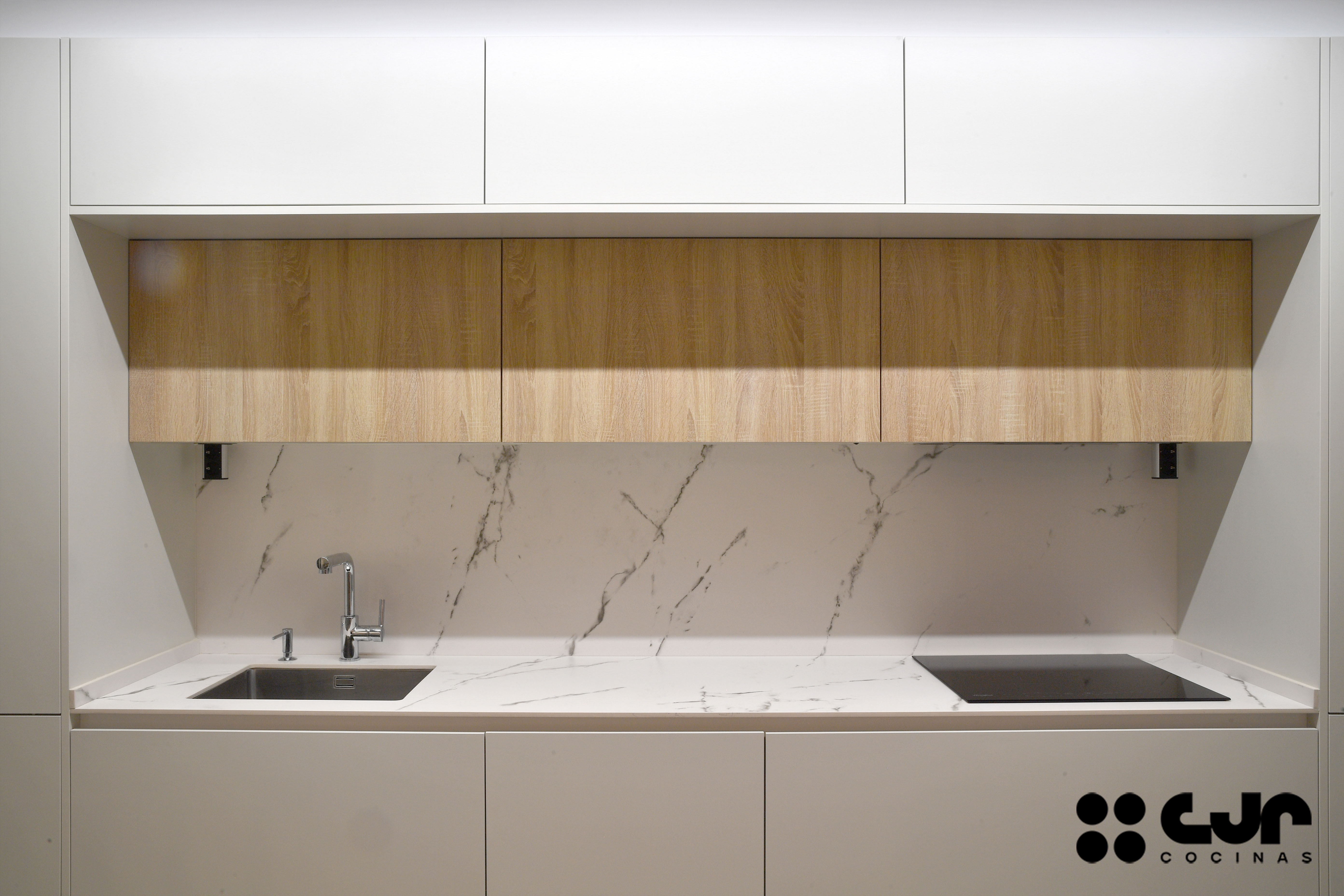 cocina blanca y madera en L con puertas correderas cocinas cjr