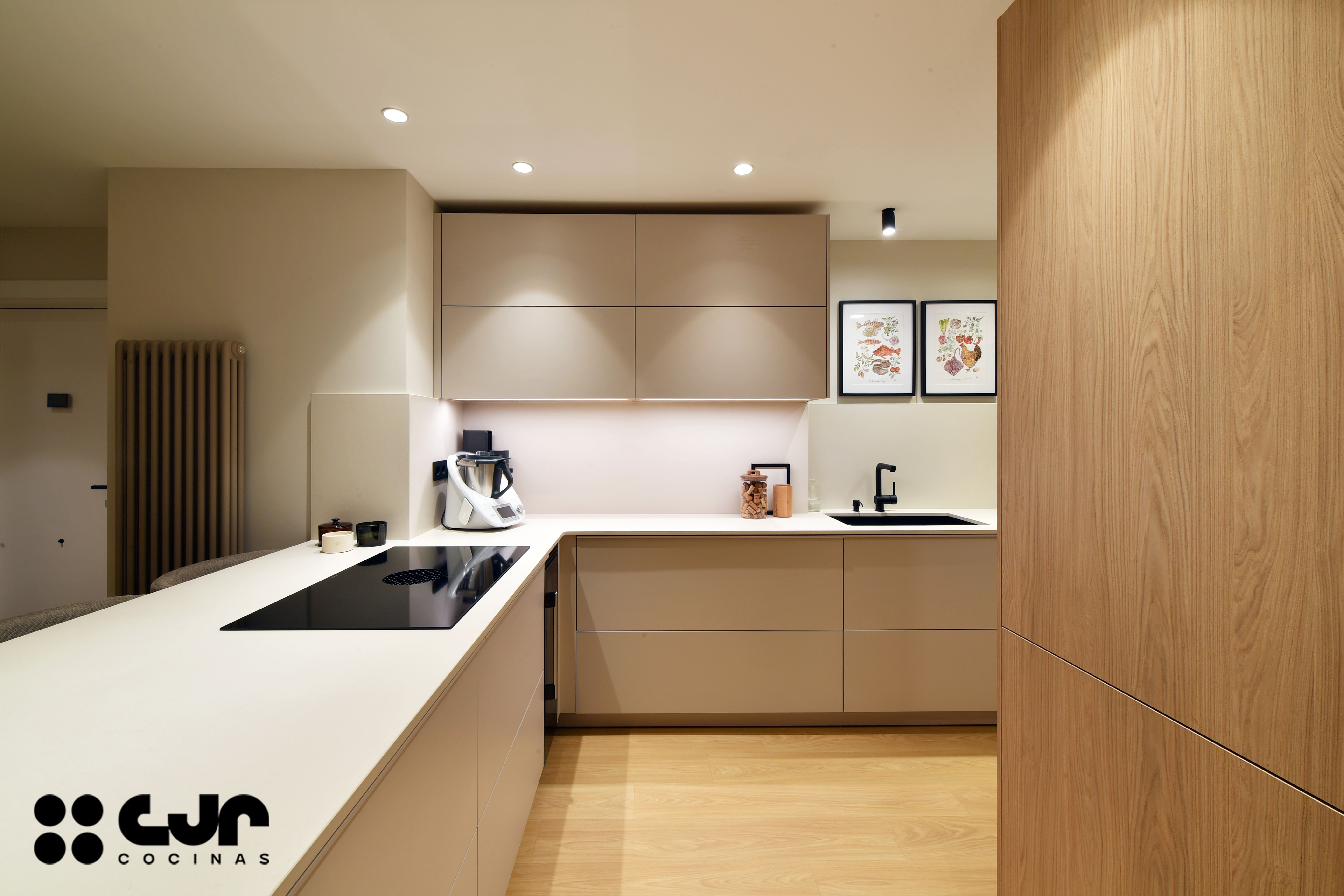cocina abierta al salon con peninsula y lavanderia oculta cocinas cjr
