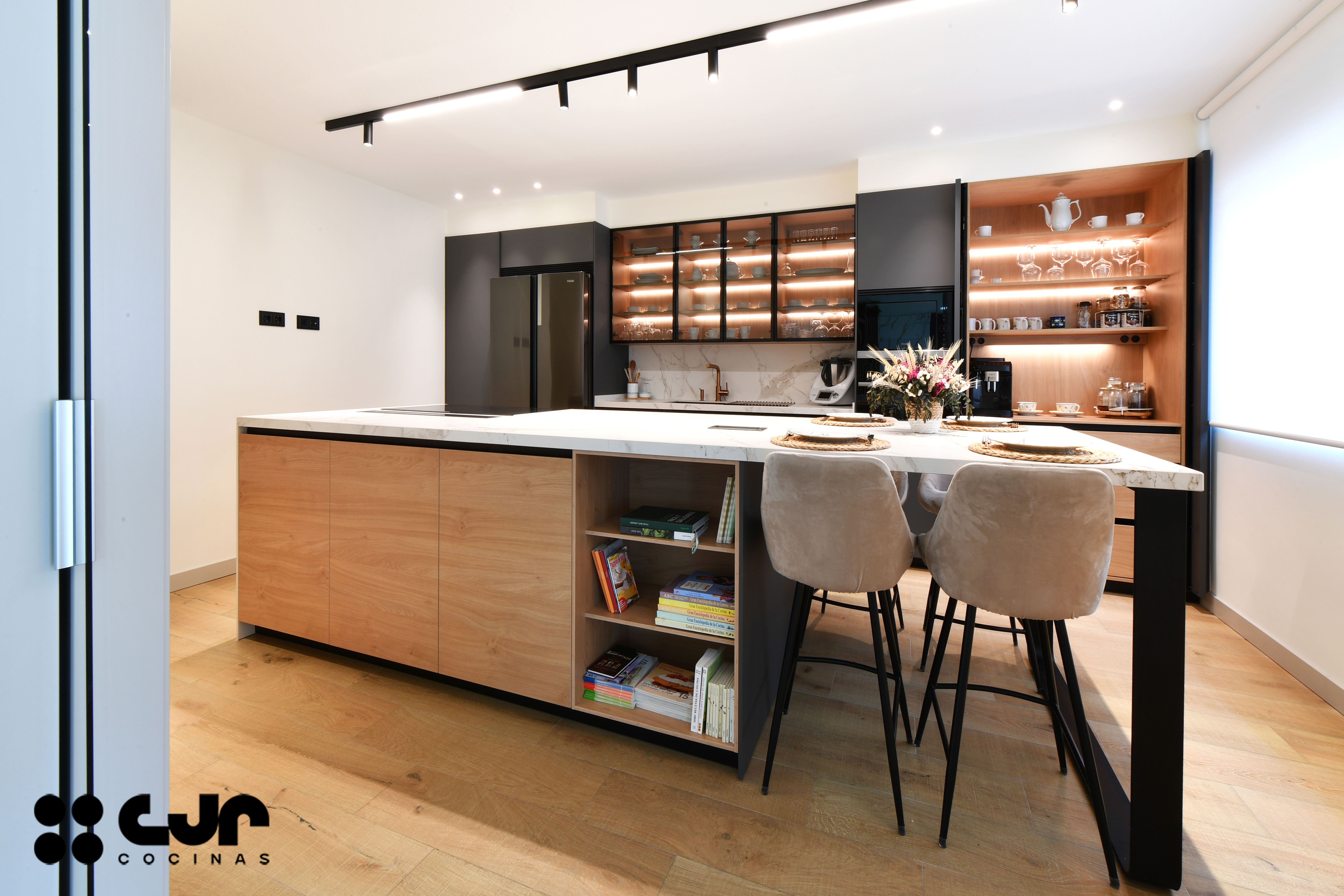 cocina gris antracita y madera con isla y barra cocinas cjr