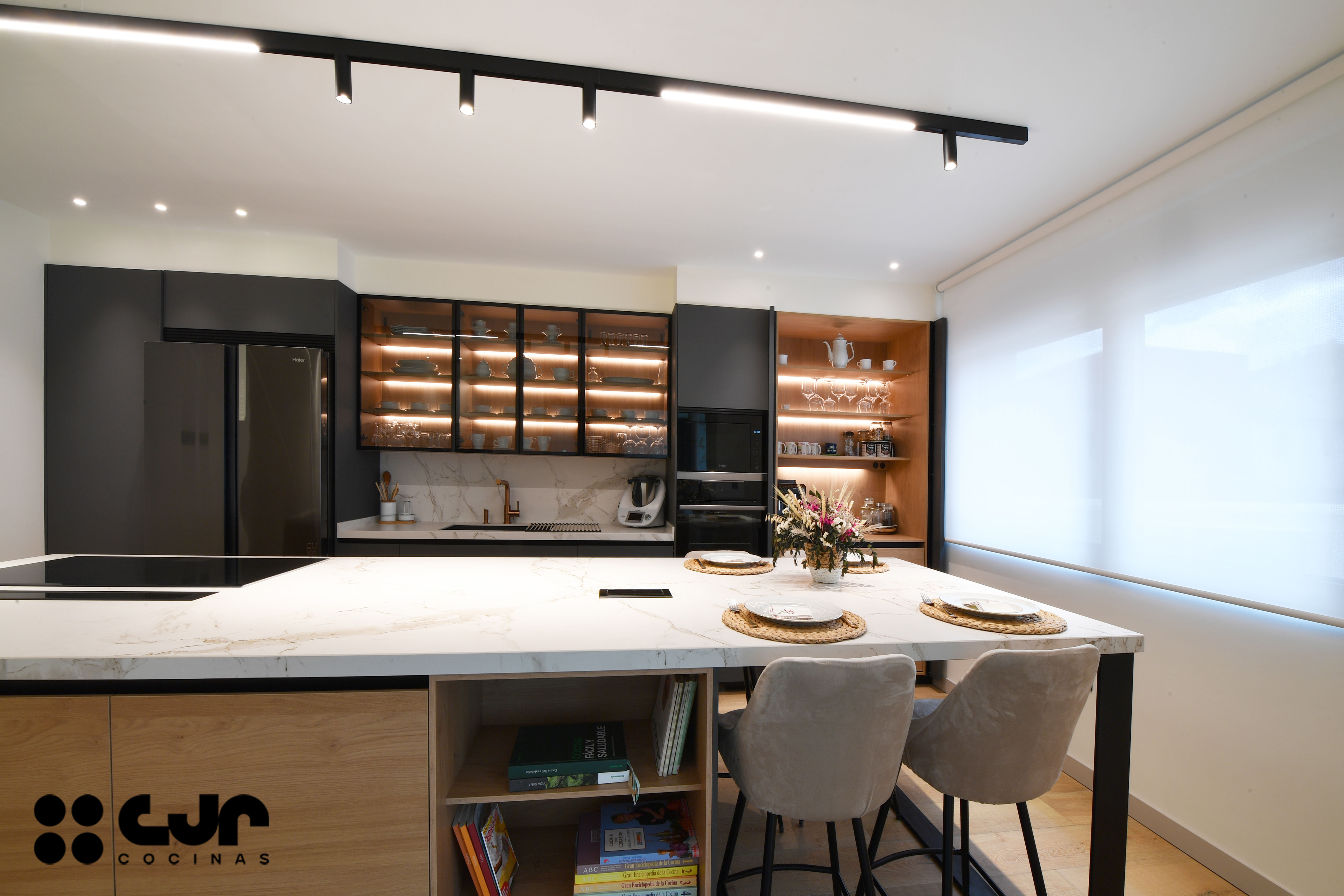 cocina gris antracita y madera con isla y barra cocinas cjr