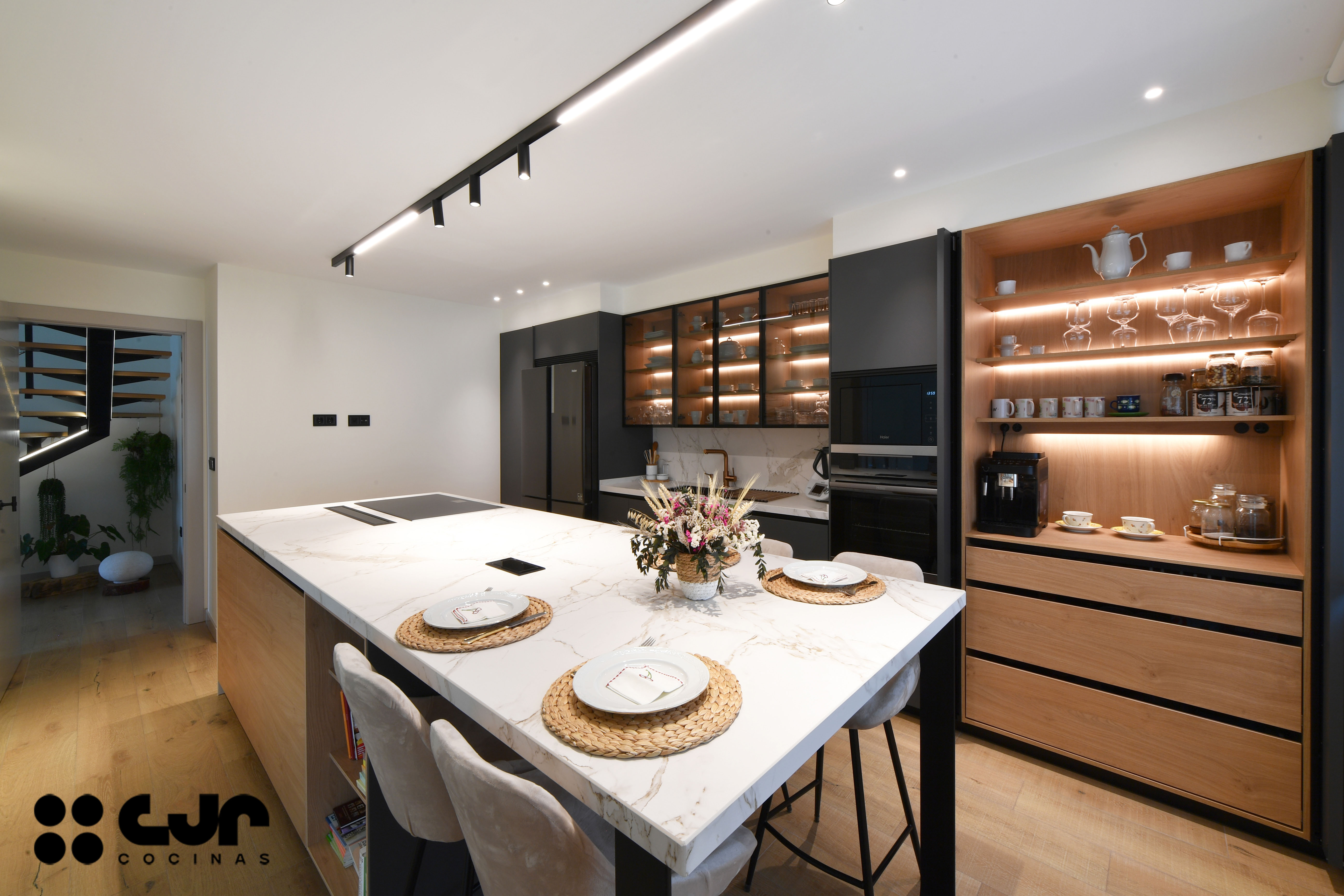 cocina gris antracita y madera con isla y barra cocinas cjr