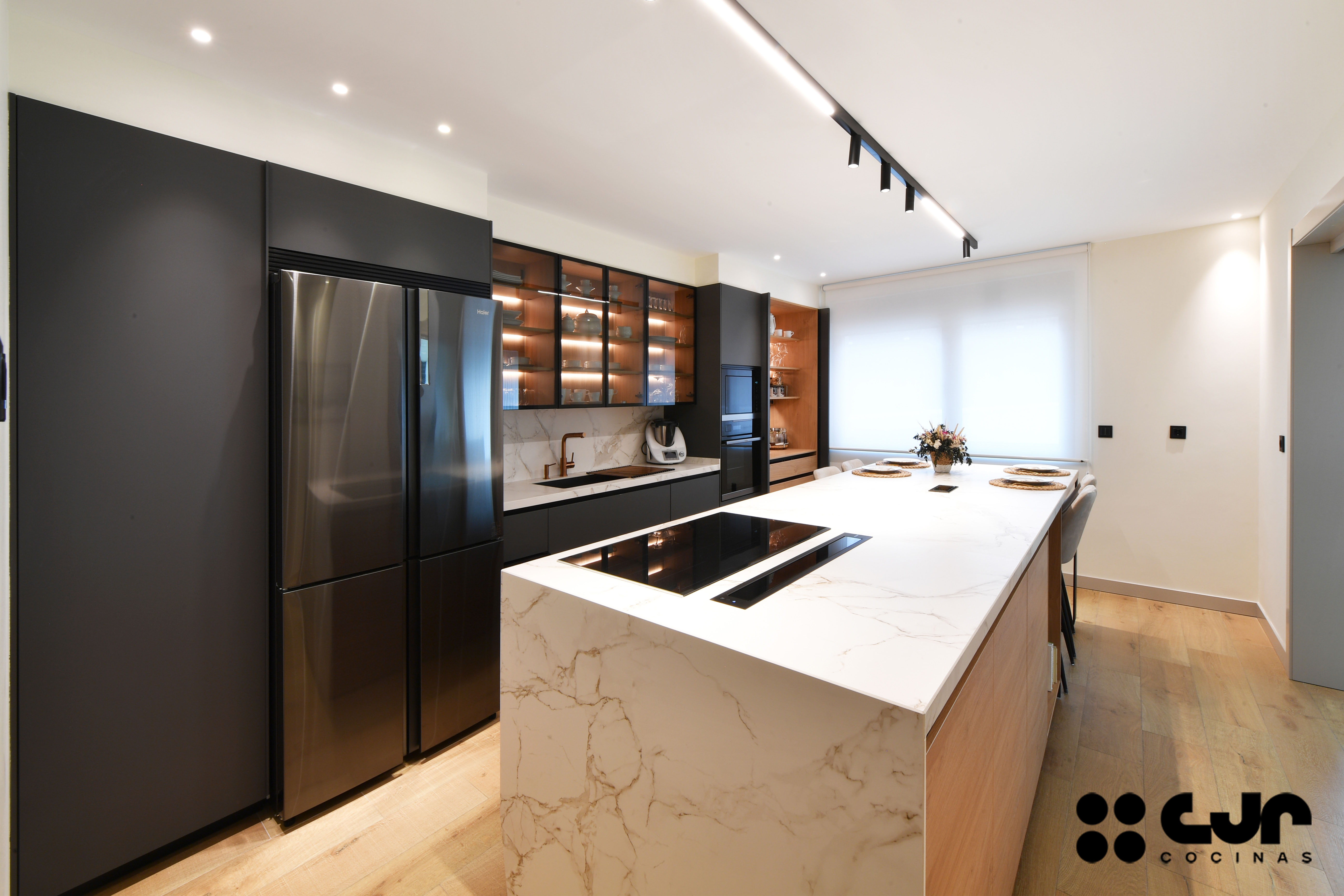 cocina gris antracita y madera con isla y barra cocinas cjr