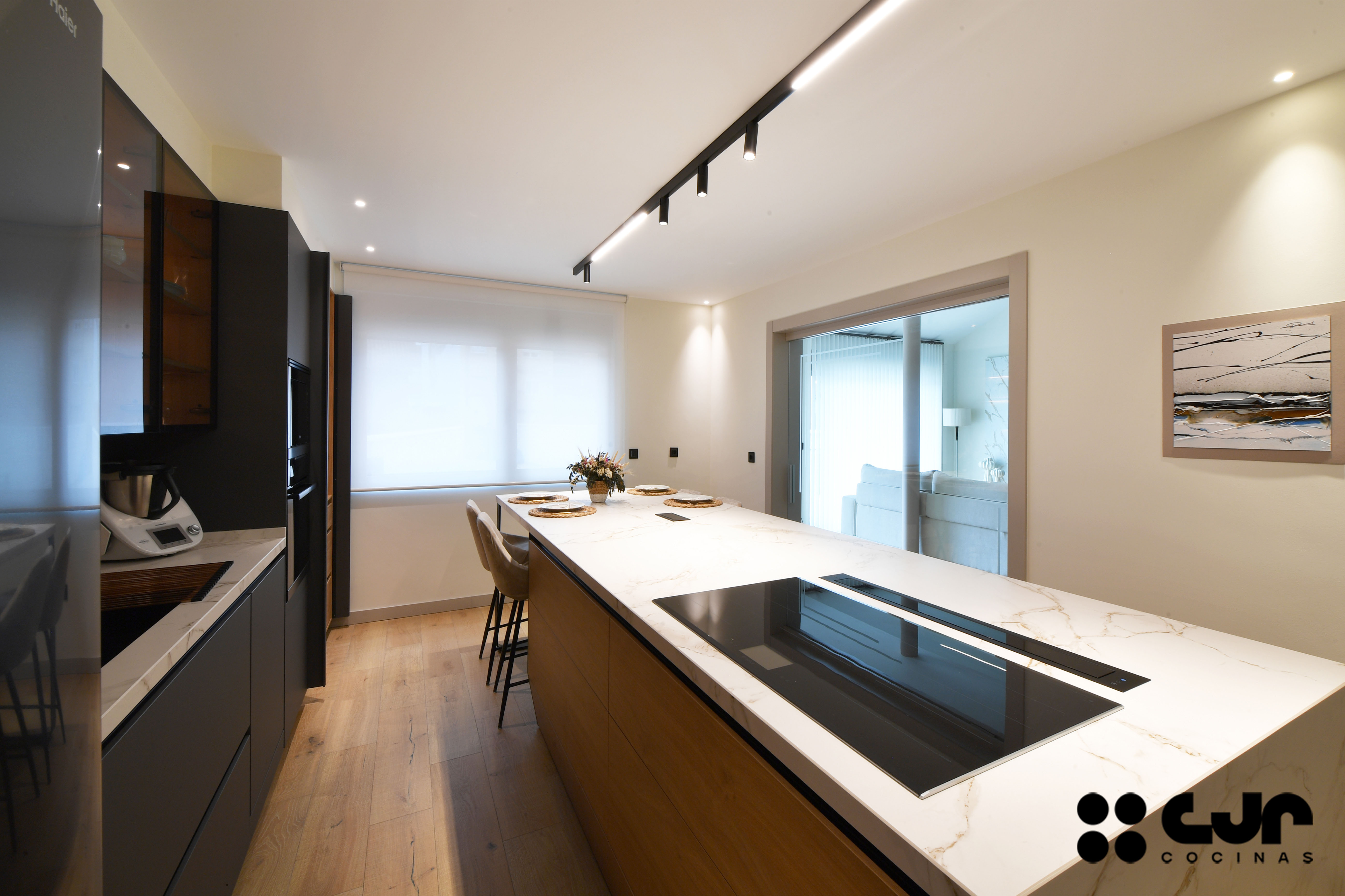 cocina gris antracita y madera con isla y barra cocinas cjr