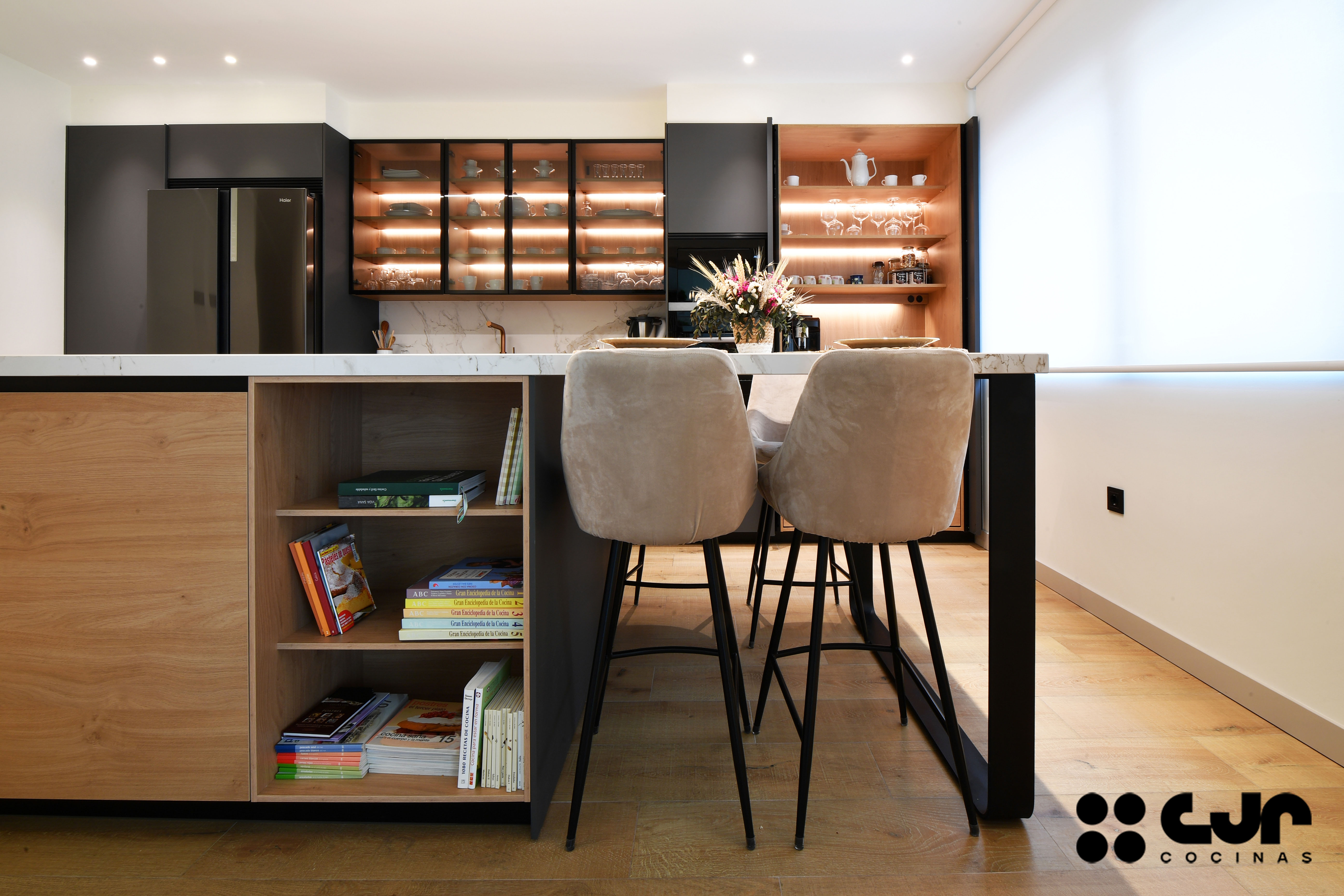cocina gris antracita y madera con isla y barra cocinas cjr