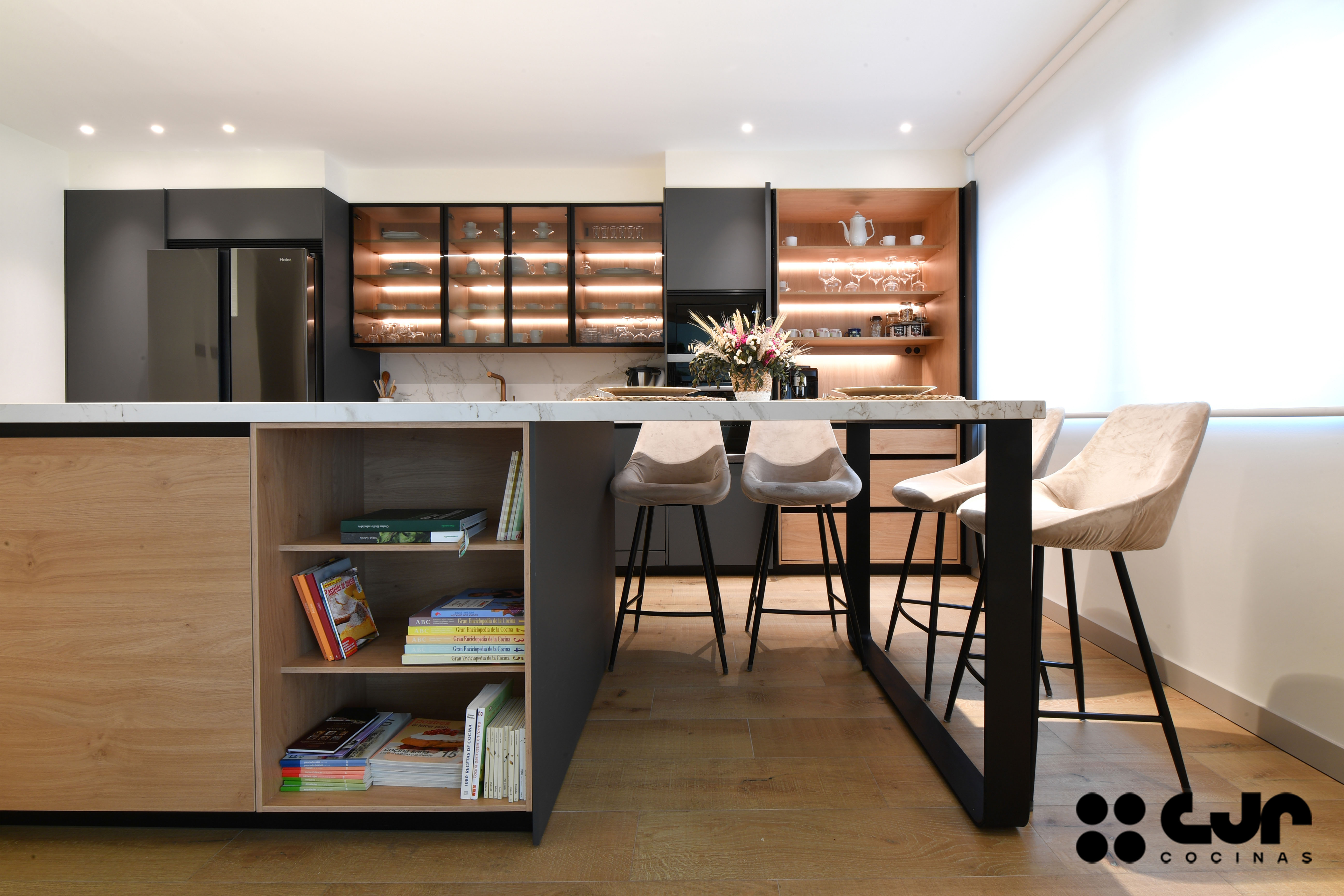 cocina gris antracita y madera con isla y barra cocinas cjr