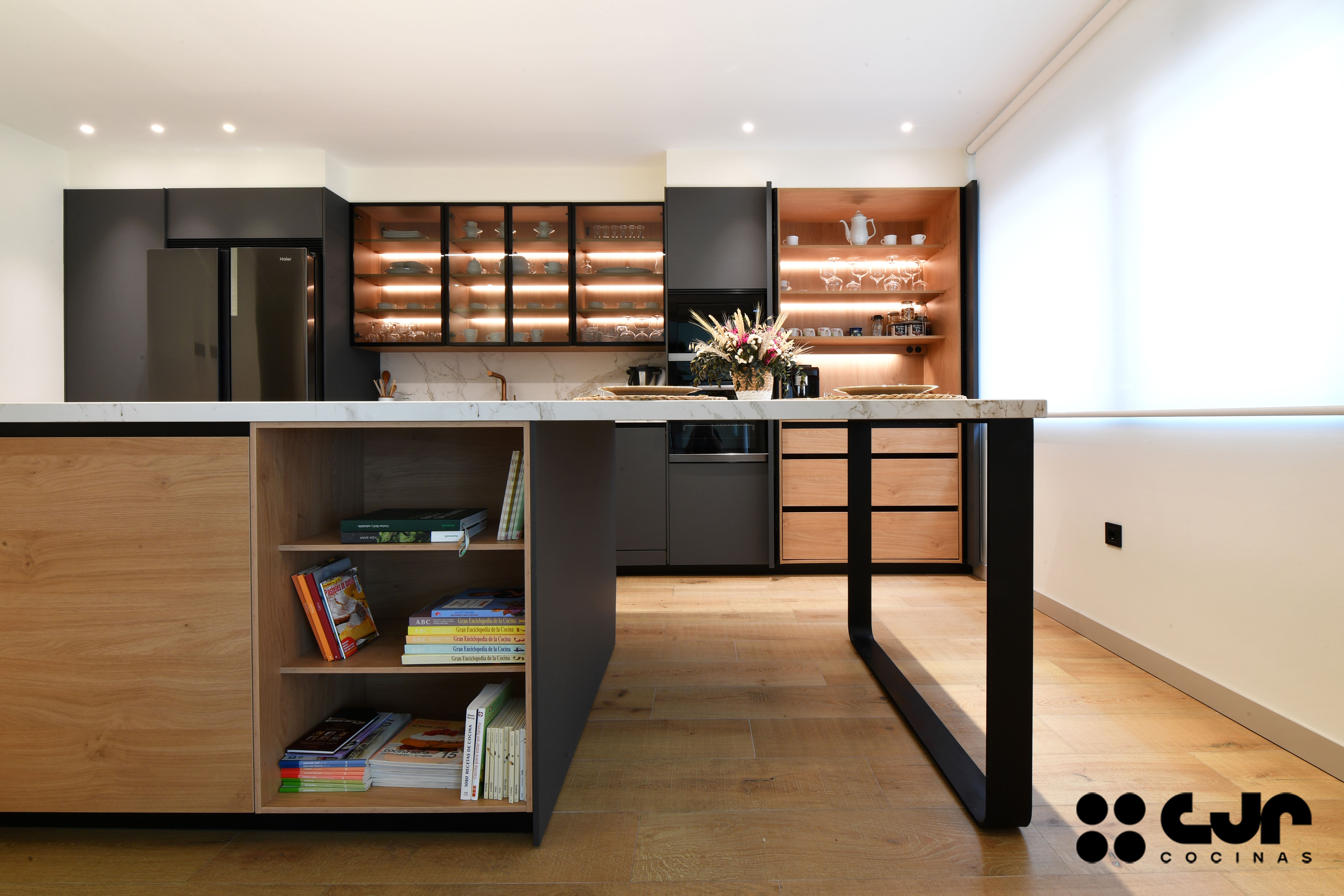 cocina gris antracita y madera con isla y barra cocinas cjr