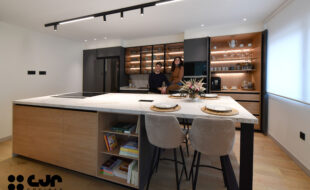 cocina gris antracita y madera con isla y barra cocinas cjr daniel colino y estela rodriguez