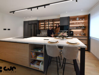cocina gris antracita y madera con isla y barra cocinas cjr daniel colino y estela rodriguez