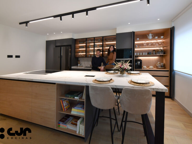 cocina gris antracita y madera con isla y barra cocinas cjr daniel colino y estela rodriguez