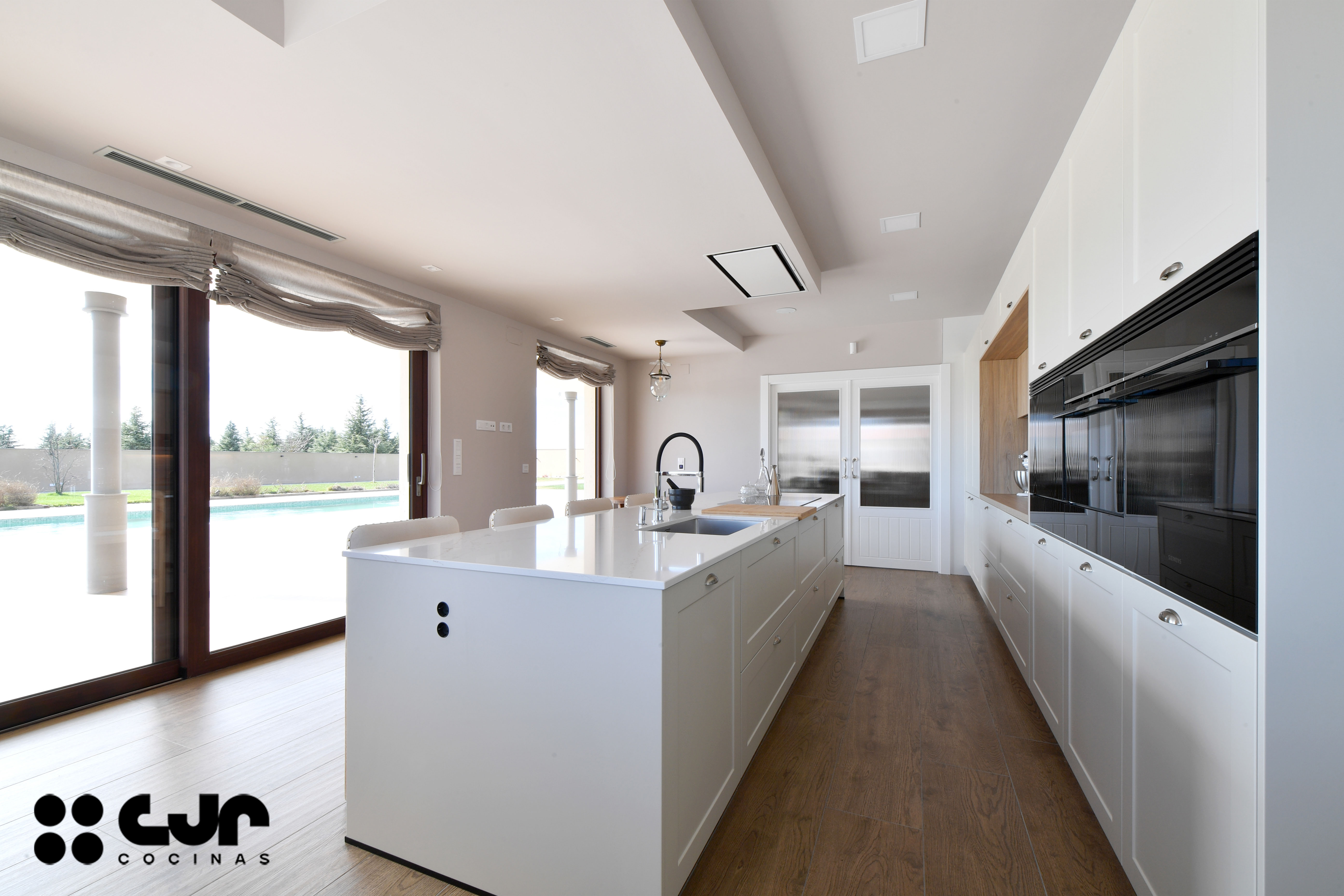 Cocina nórdica con isla y barra grande Cocinas CJR