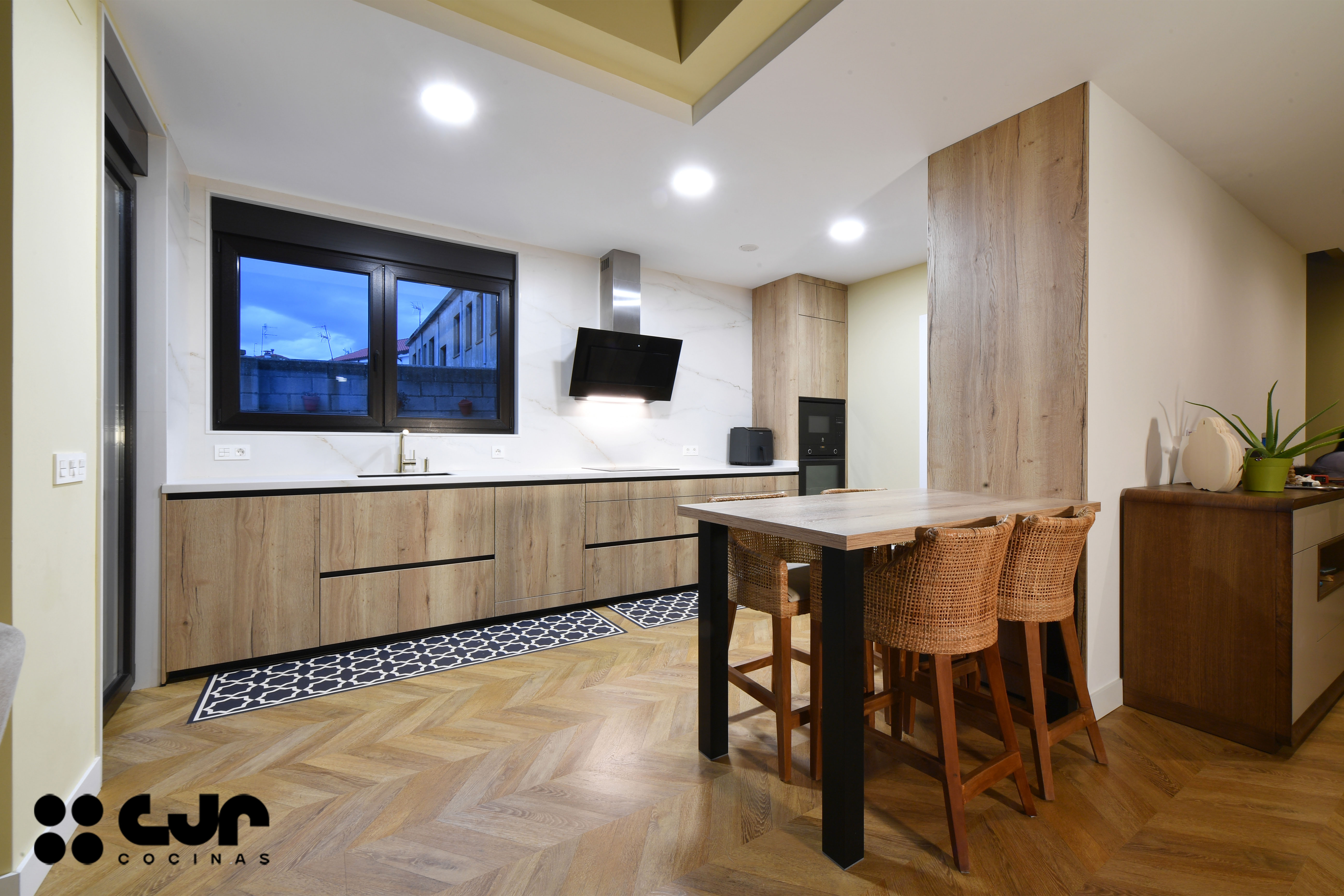 cocina madera abierta al salon con peninsula cocinas cjr