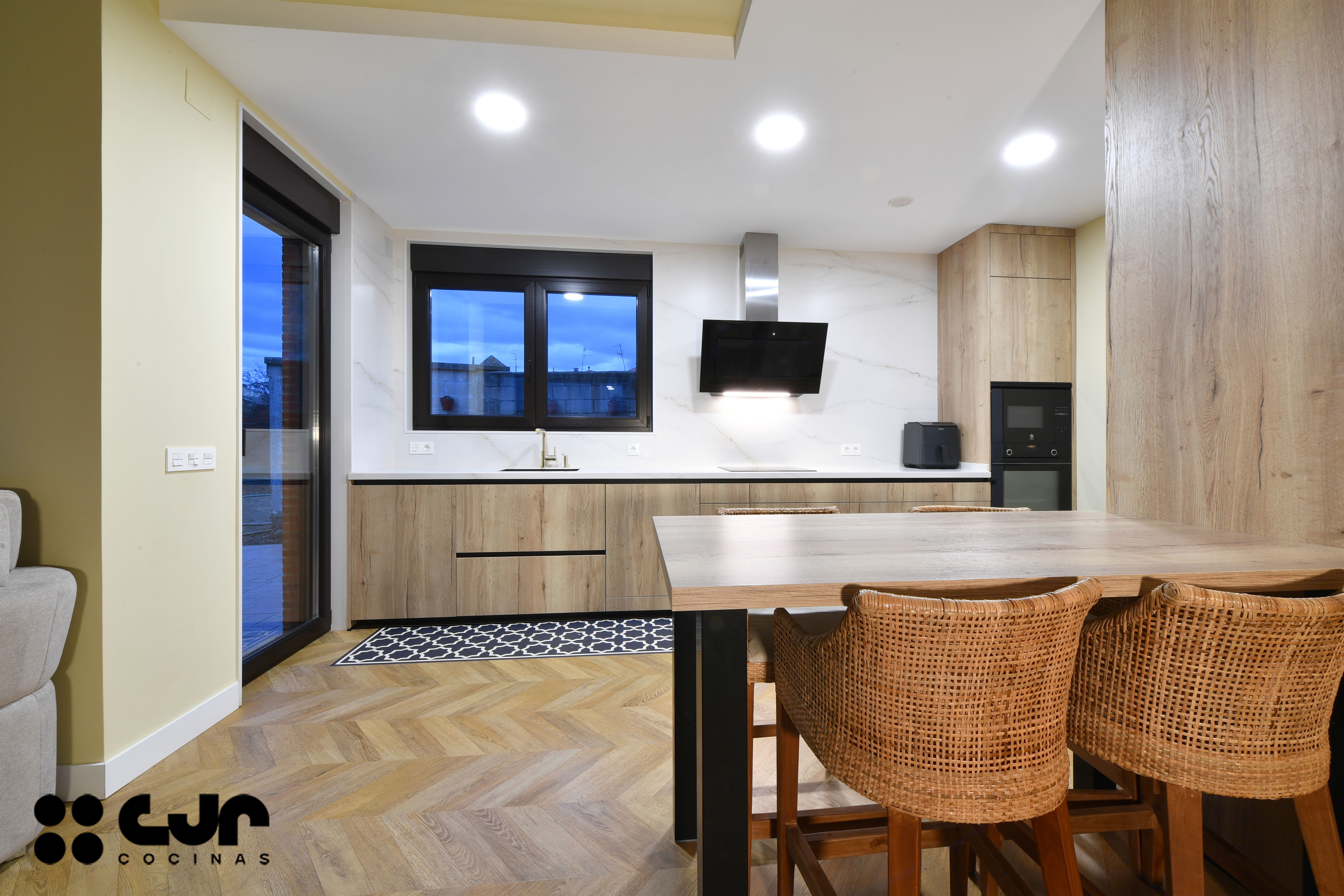 cocina madera abierta al salon con peninsula cocinas cjr