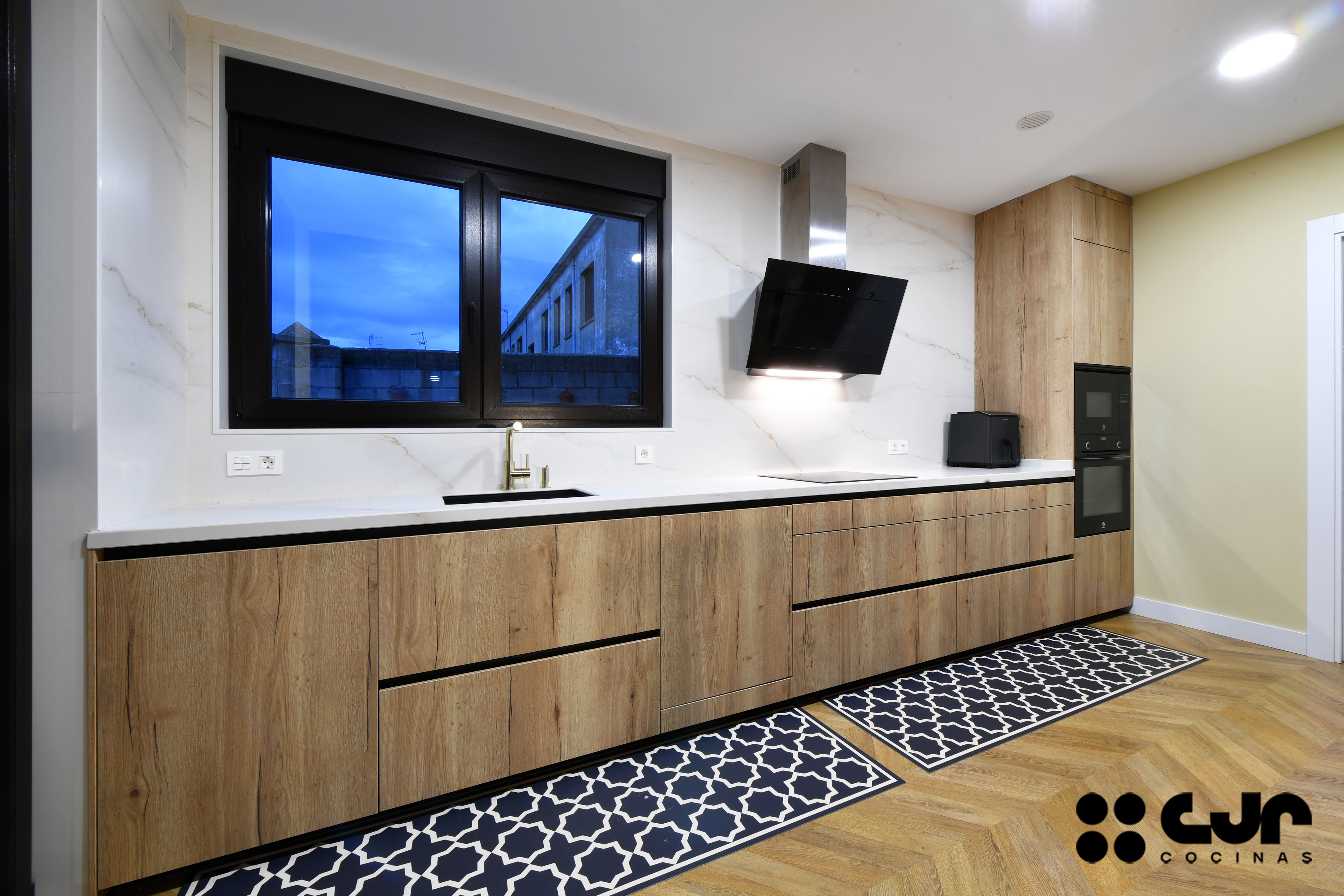 cocina madera abierta al salon con peninsula cocinas cjr