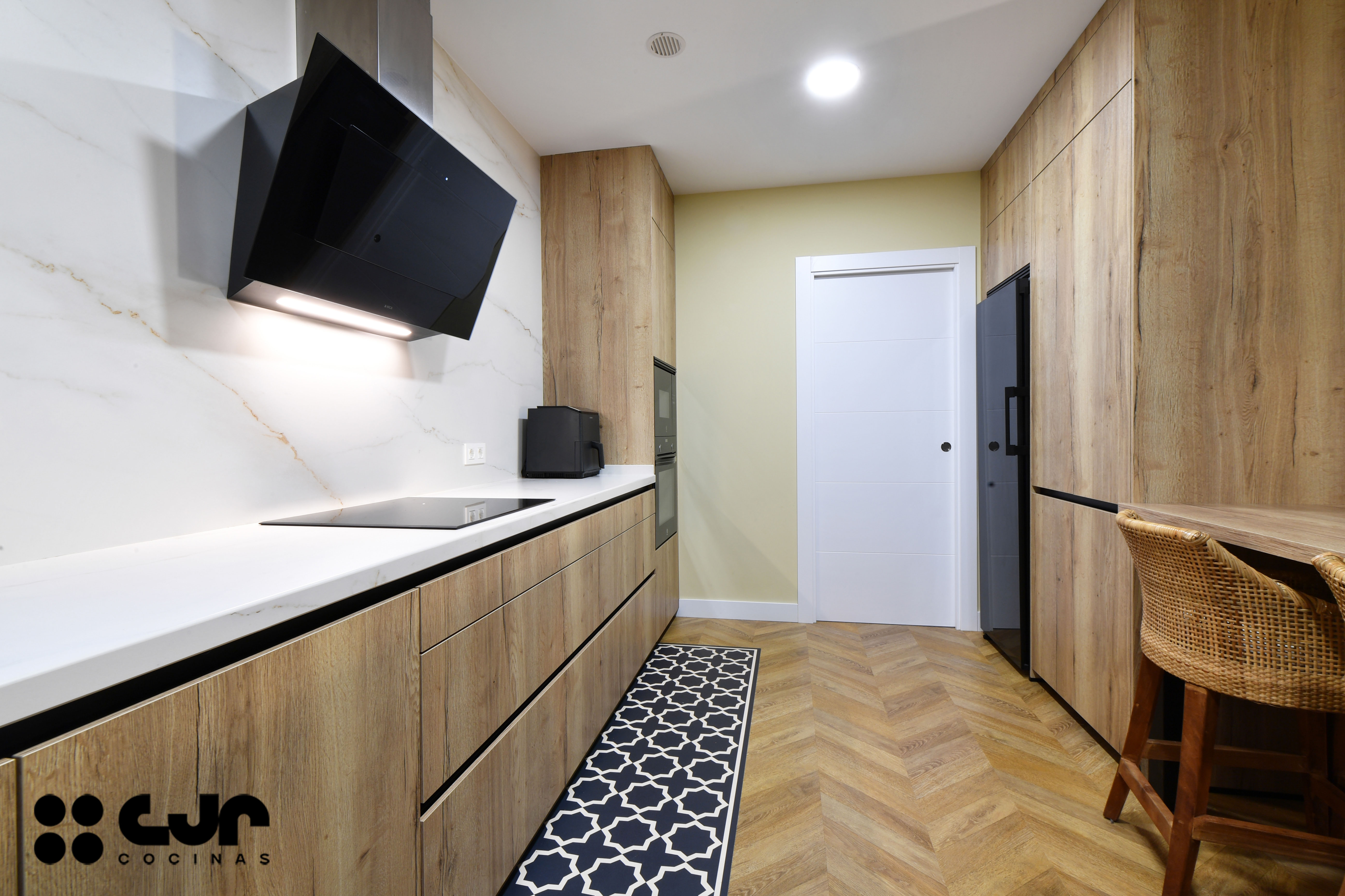 cocina madera abierta al salon con peninsula cocinas cjr