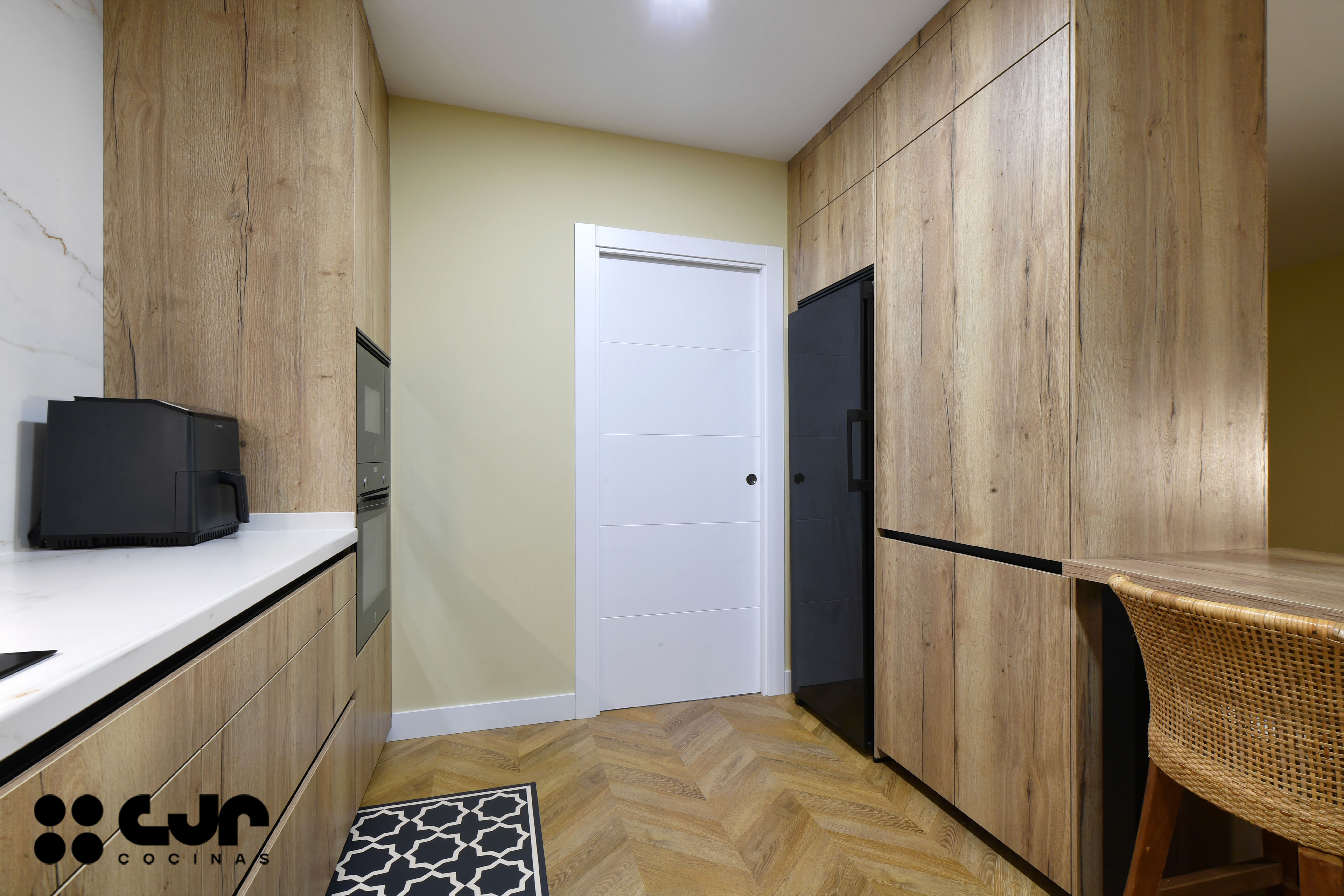 cocina madera abierta al salon con peninsula cocinas cjr
