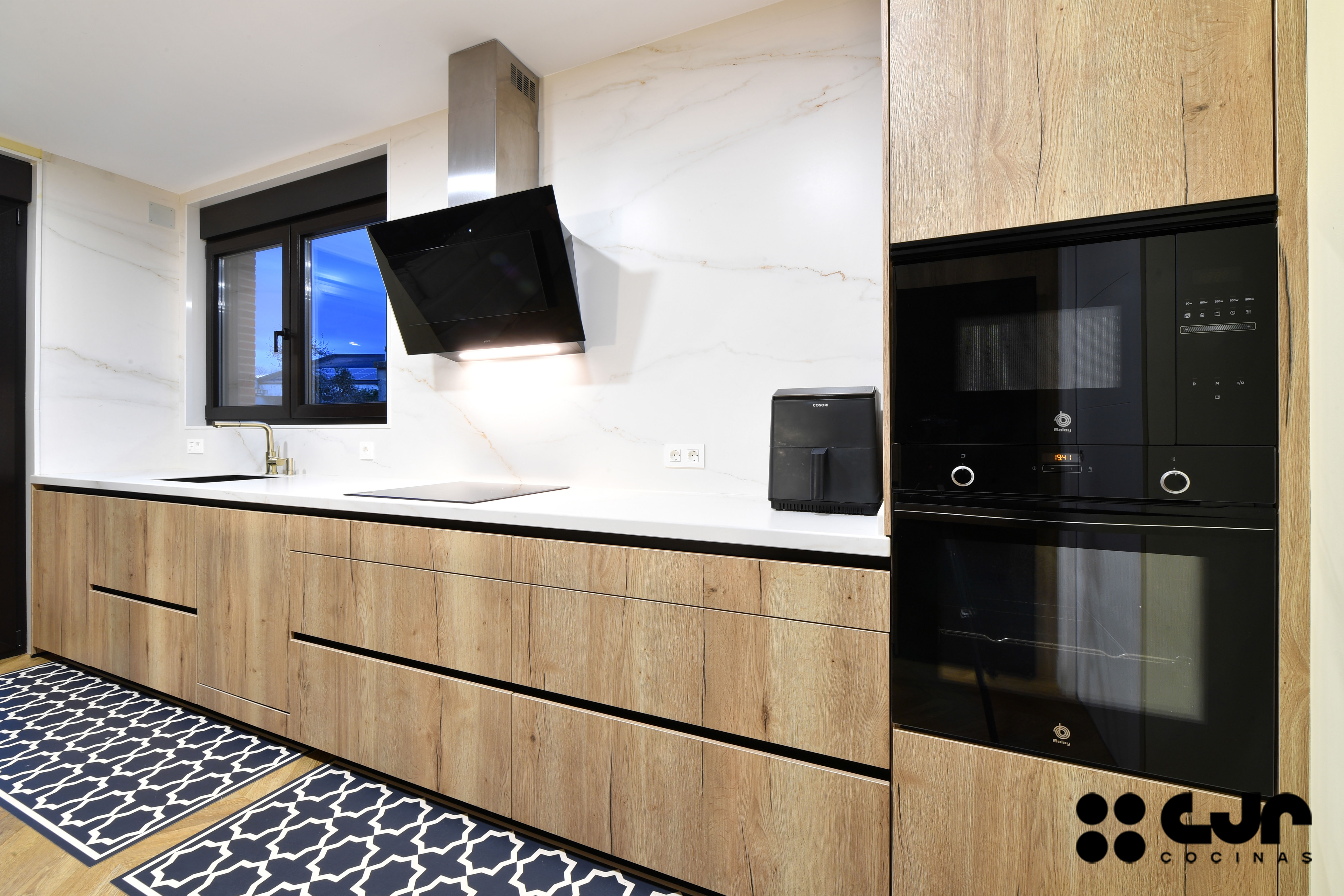 cocina madera abierta al salon con peninsula cocinas cjr