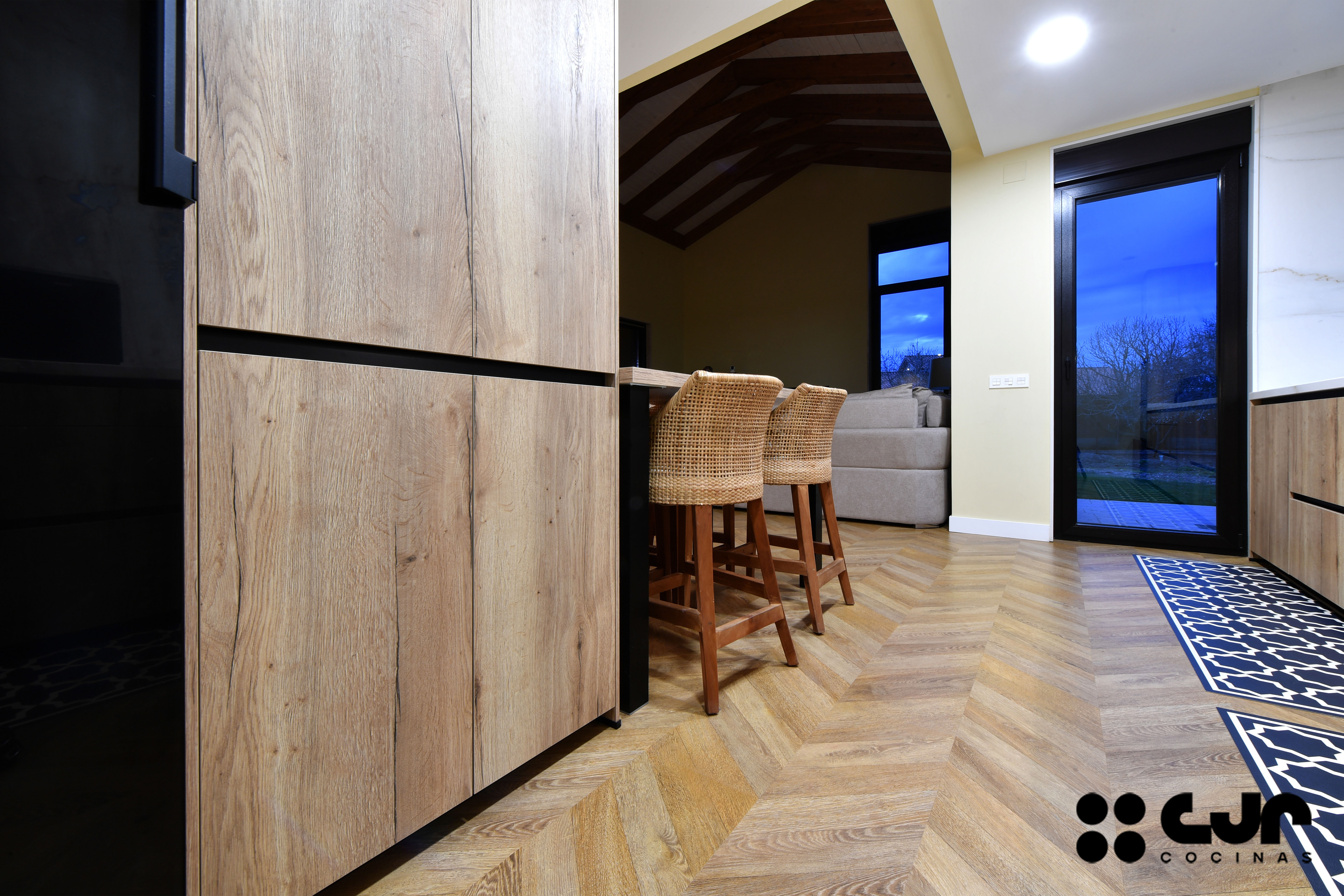 cocina madera abierta al salon con peninsula cocinas cjr