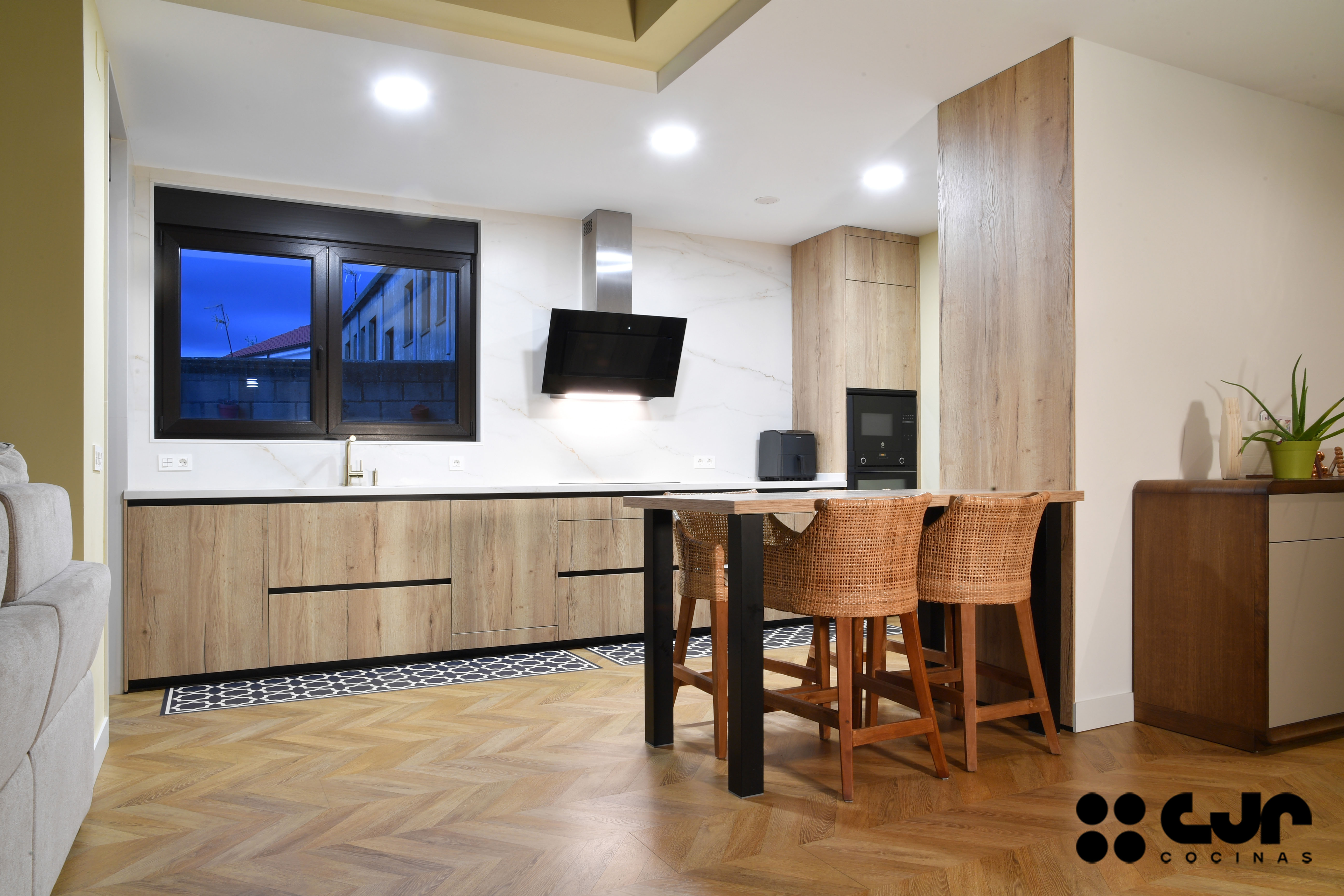 cocina madera abierta al salon con peninsula cocinas cjr