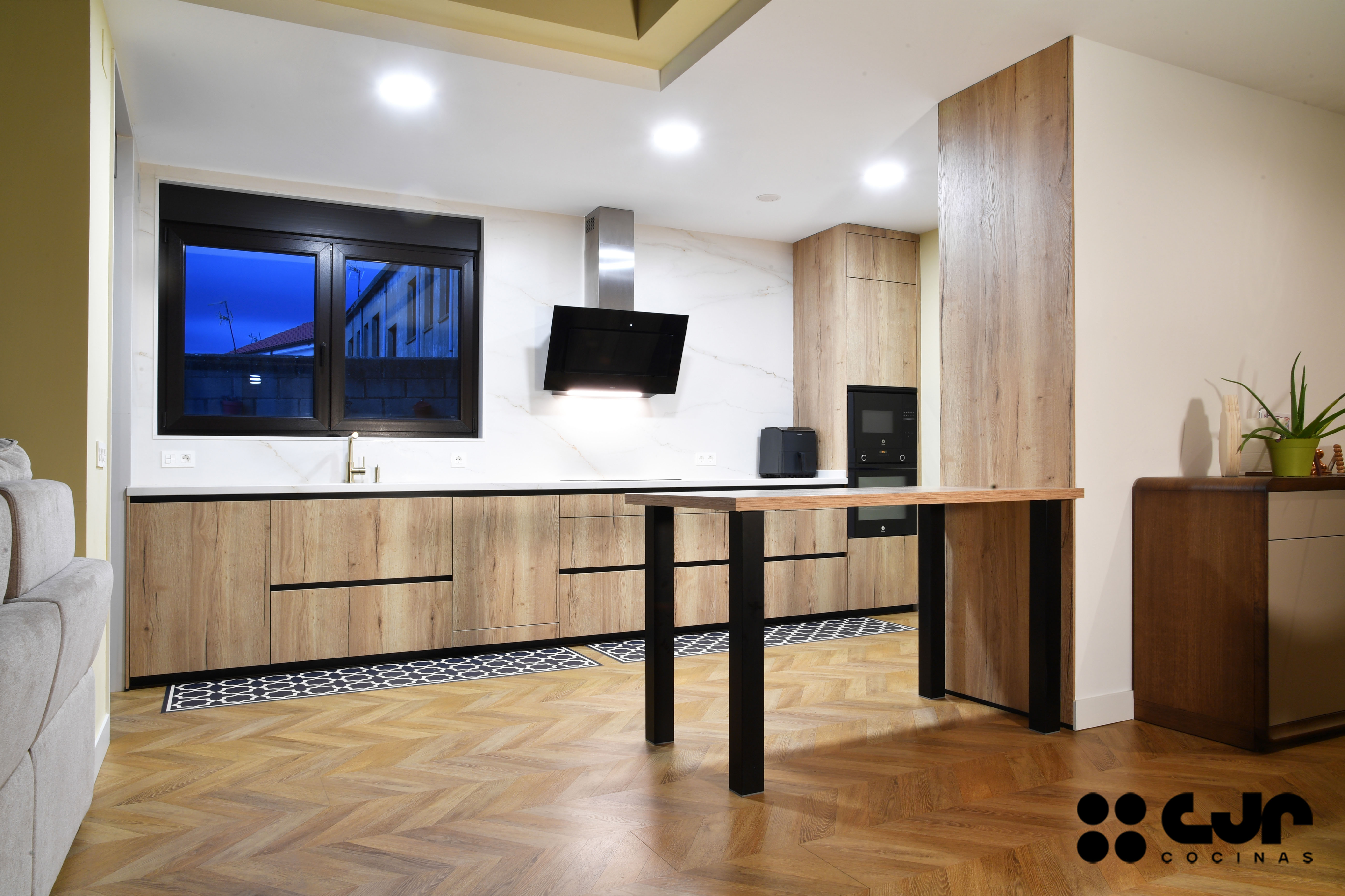 cocina madera abierta al salon con peninsula cocinas cjr