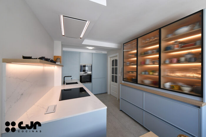 cocina moderna en L con vitrinas cocinas cjr