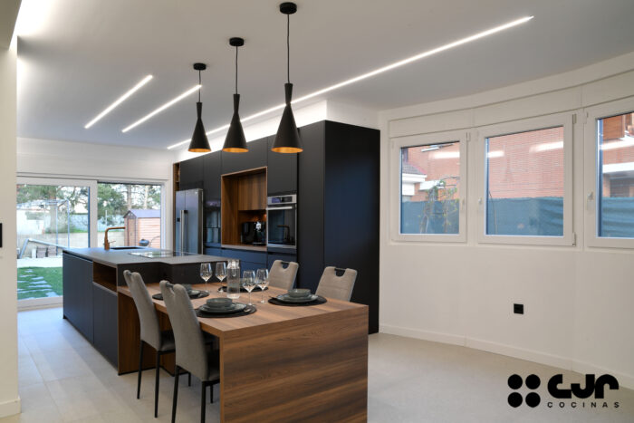 cocina negra mate y madera con isla dekton kelya cocinas cjr