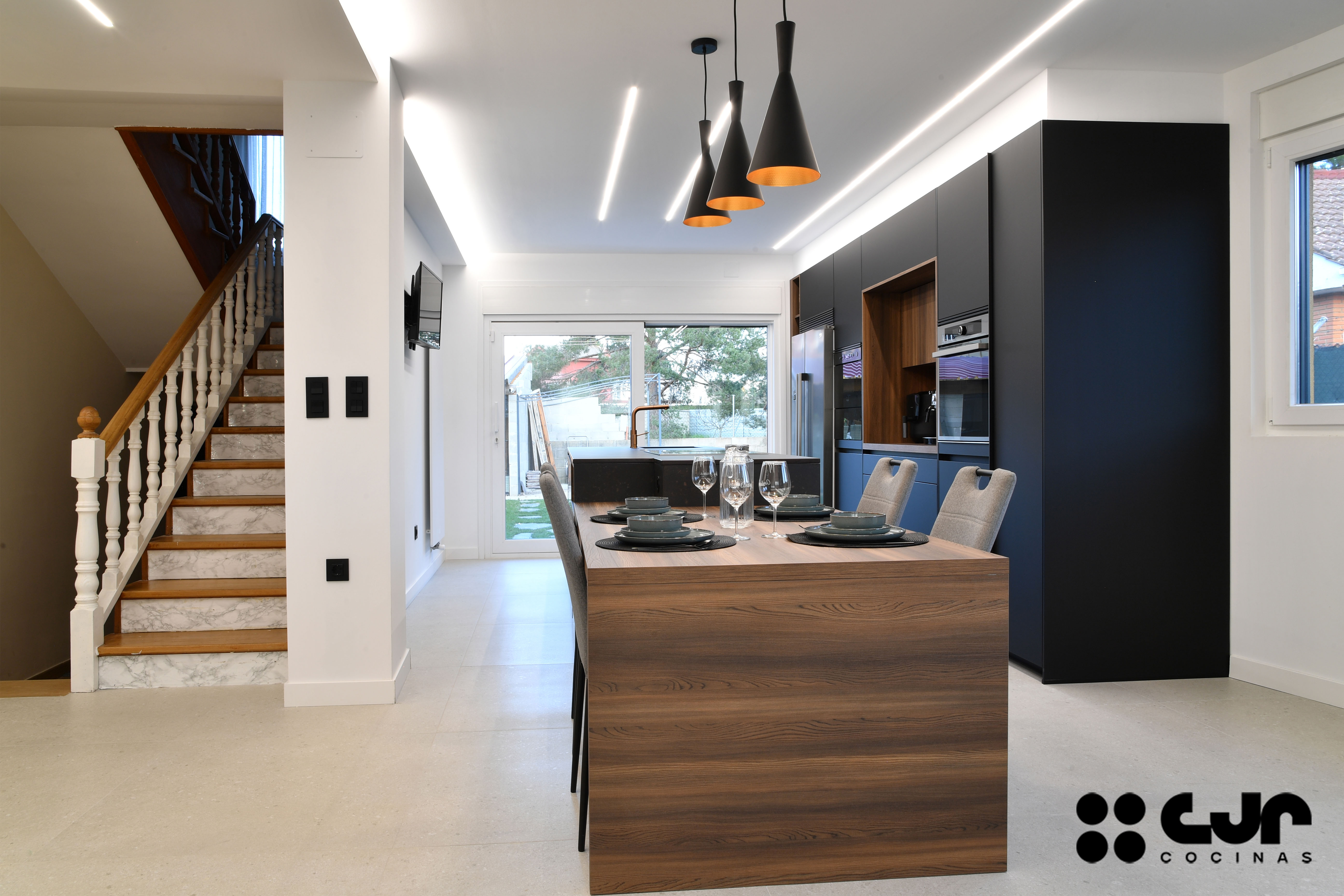 cocina negra mate y madera con isla dekton kelya cocinas cjr
