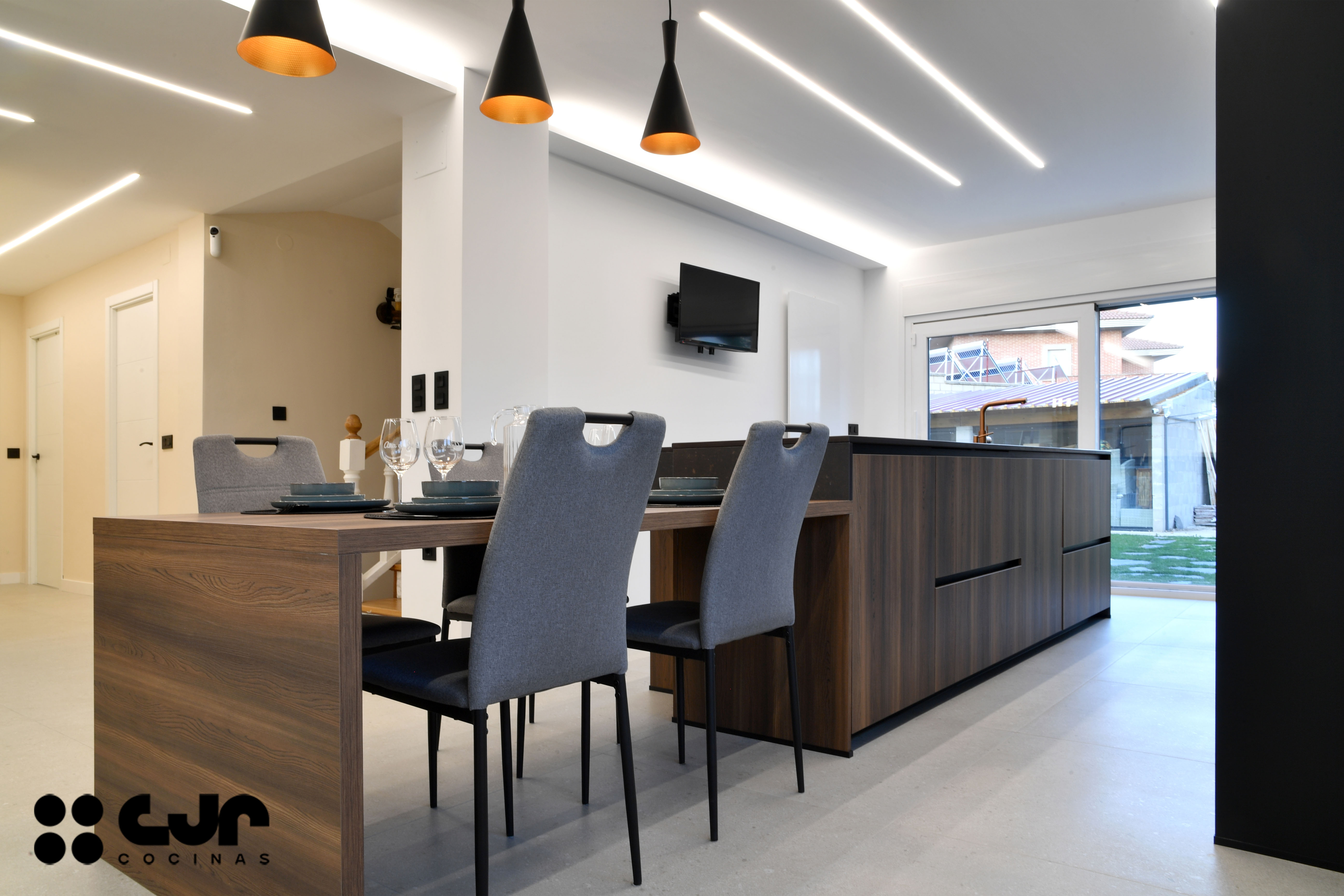 cocina negra mate y madera con isla dekton kelya cocinas cjr