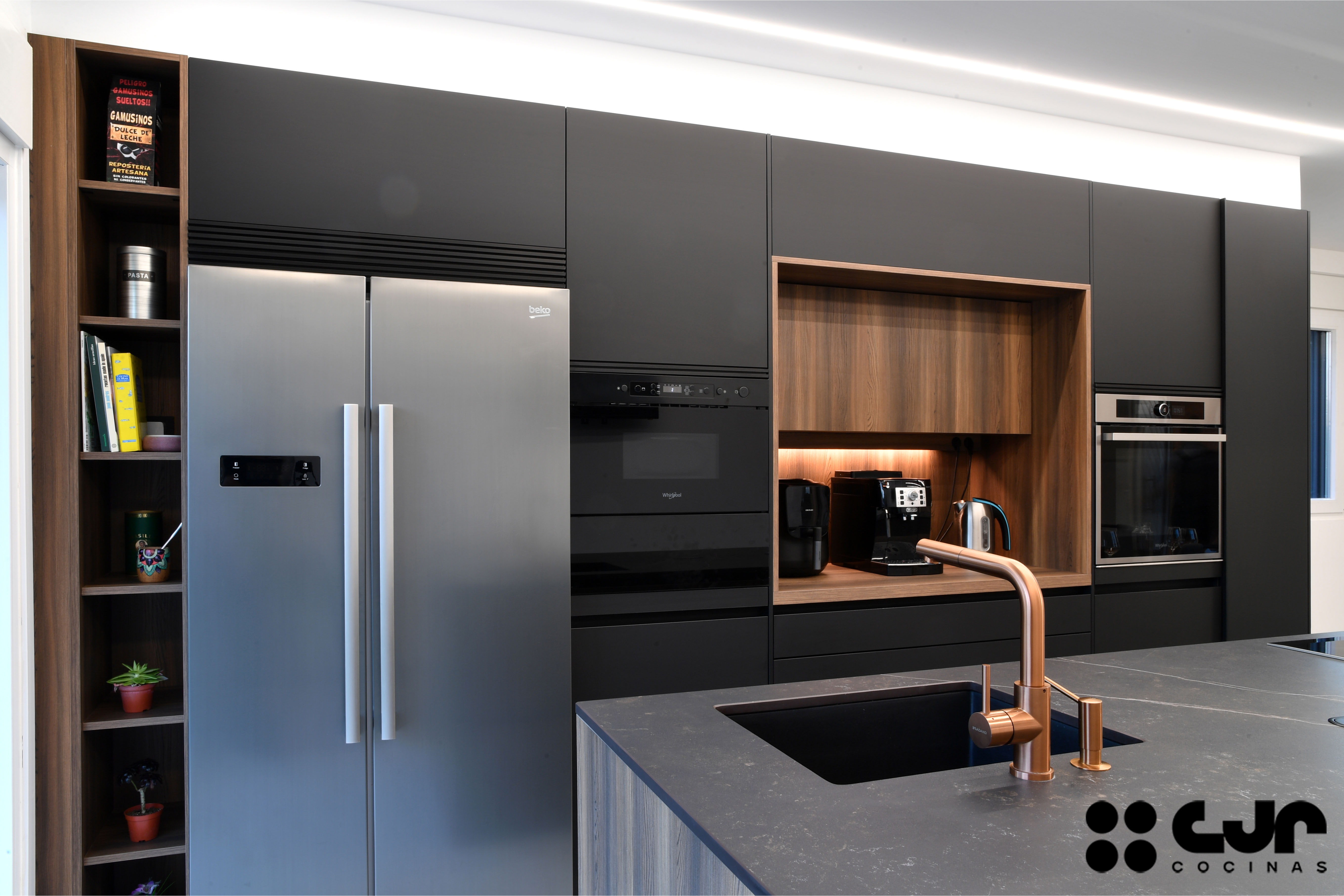 cocina negra mate y madera con isla dekton kelya cocinas cjr