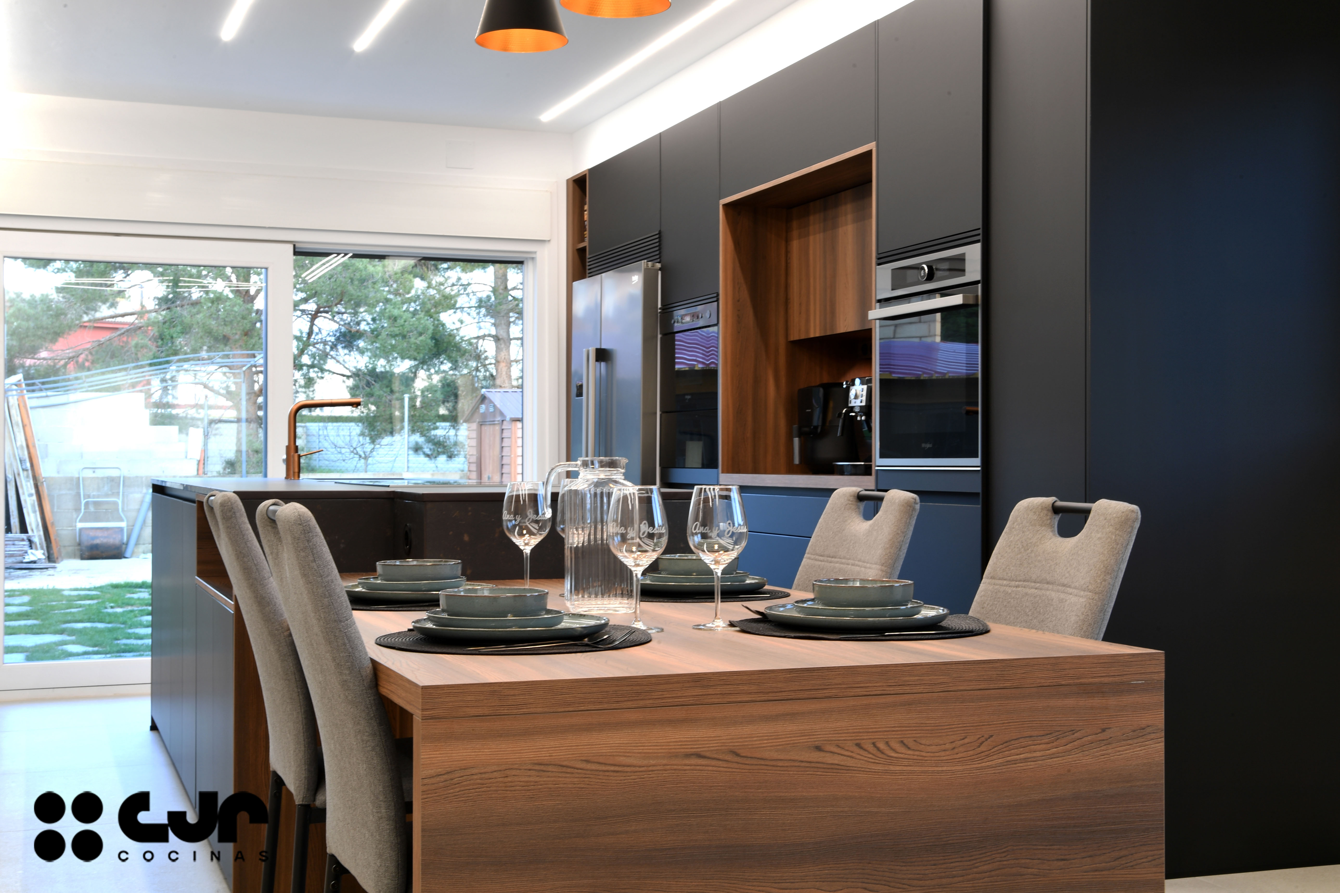 cocina negra mate y madera con isla dekton kelya cocinas cjr