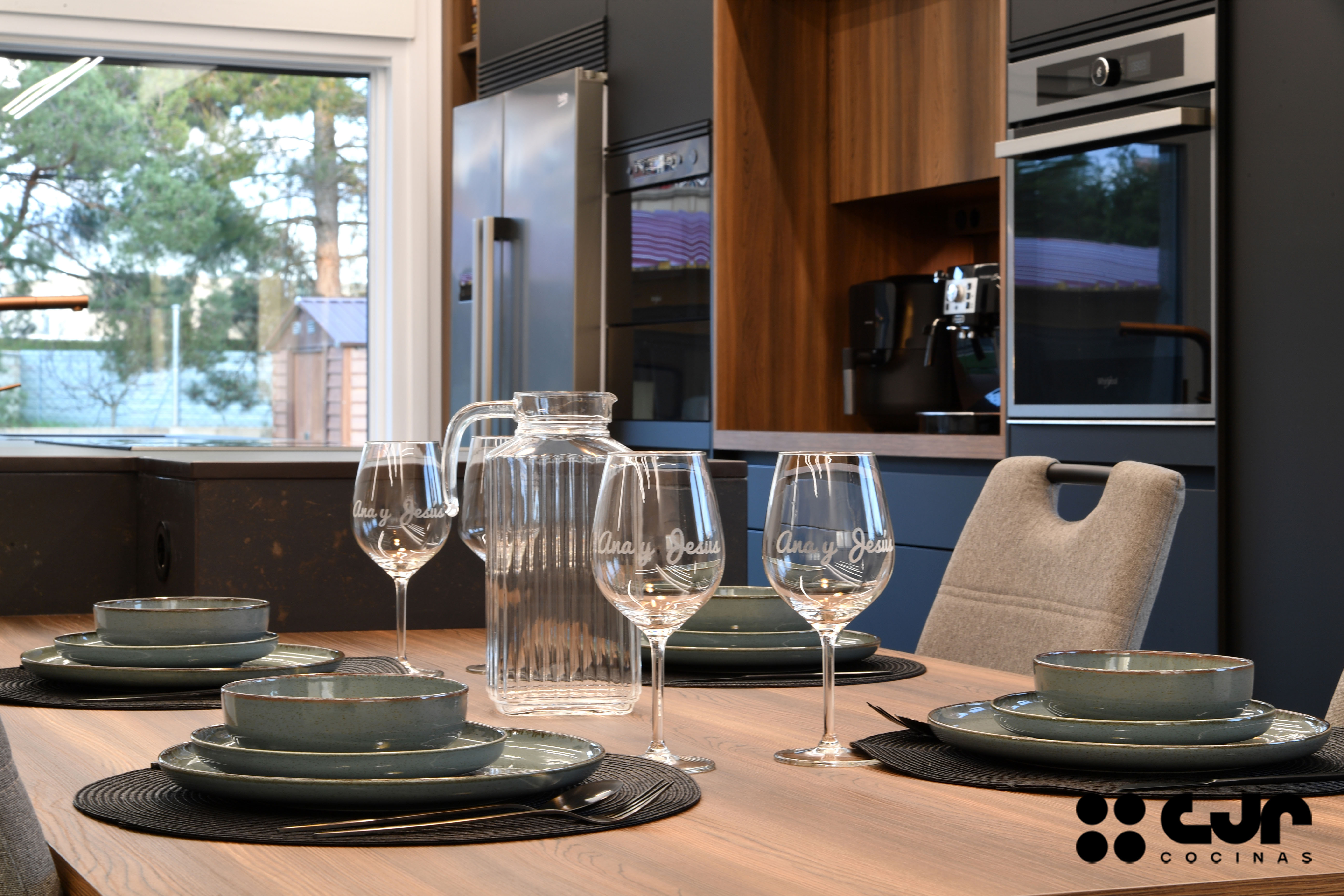 cocina negra mate y madera con isla dekton kelya cocinas cjr