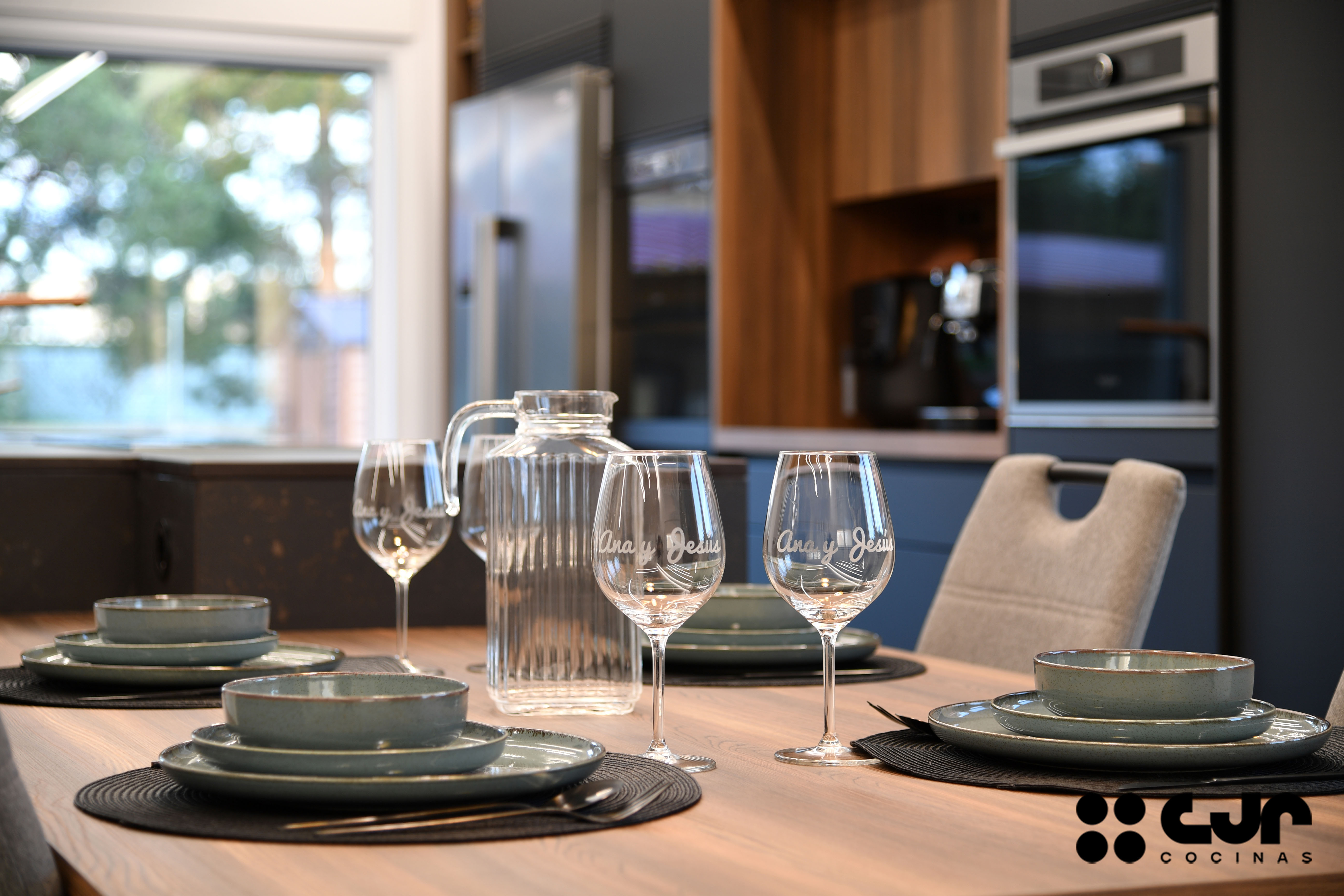 cocina negra mate y madera con isla dekton kelya cocinas cjr
