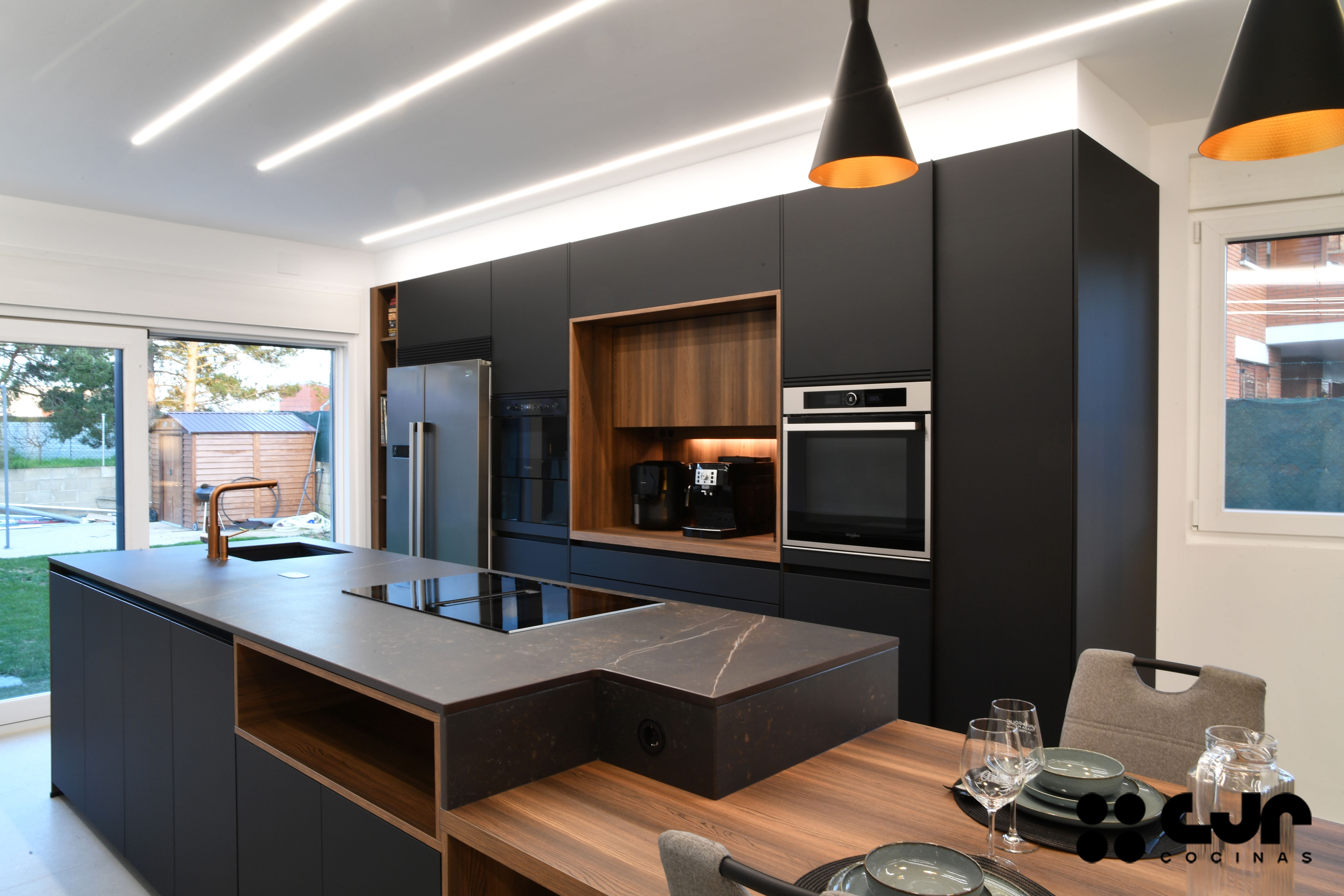 cocina negra mate y madera con isla dekton kelya cocinas cjr