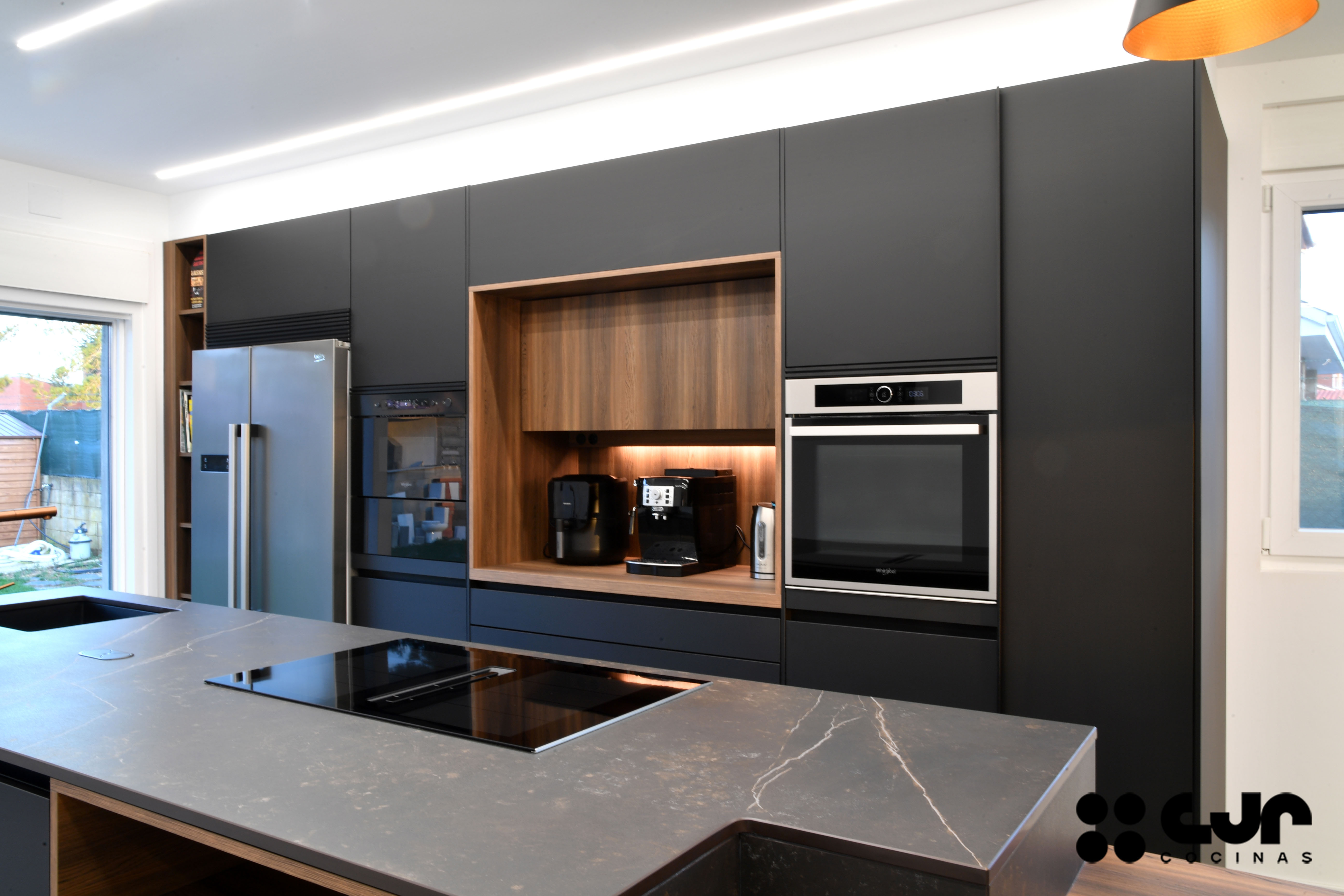 cocina negra mate y madera con isla dekton kelya cocinas cjr