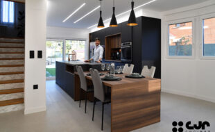 cocina negra mate y madera con isla dekton kelya cocinas cjr