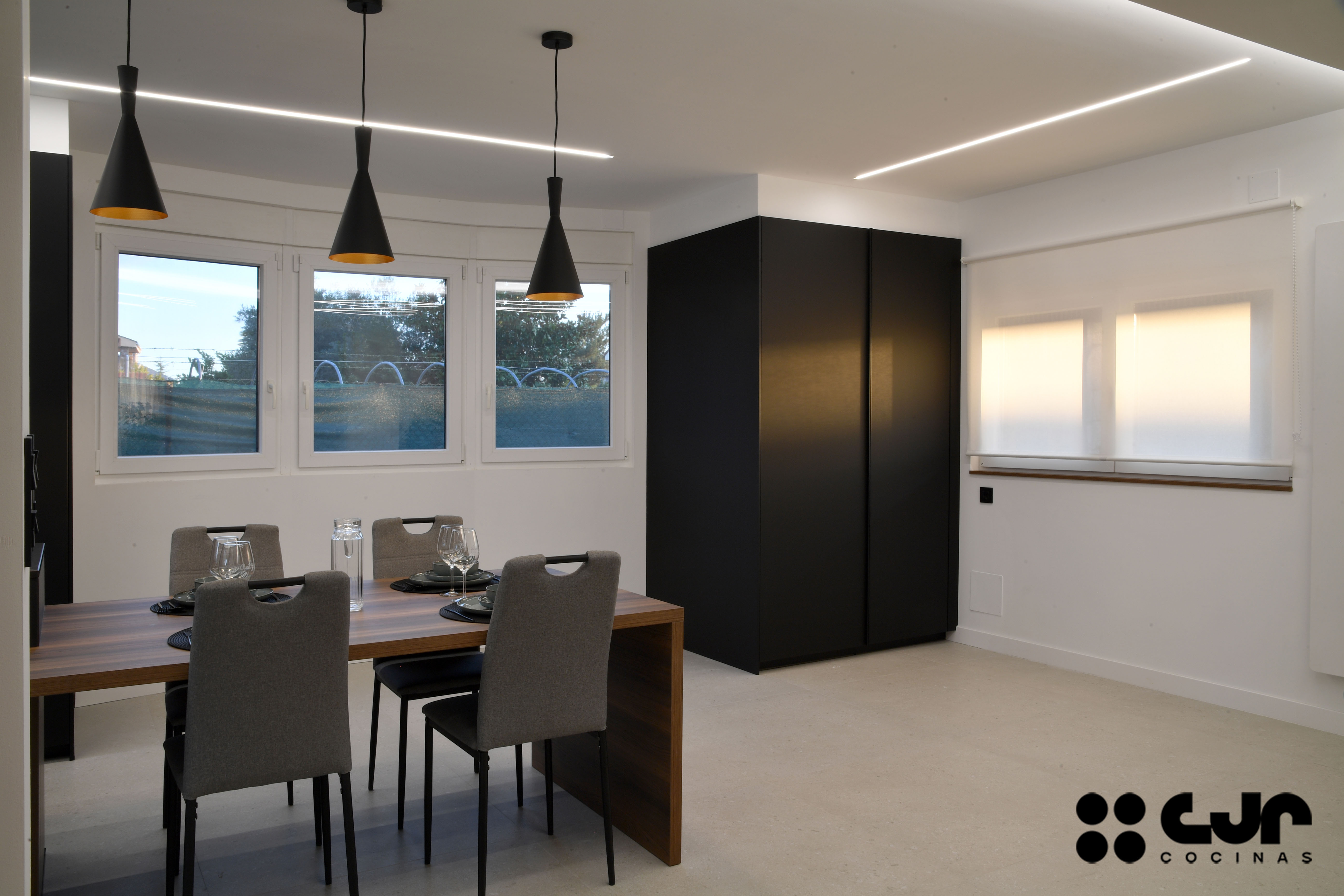 cocina negra mate y madera con isla dekton kelya cocinas cjr
